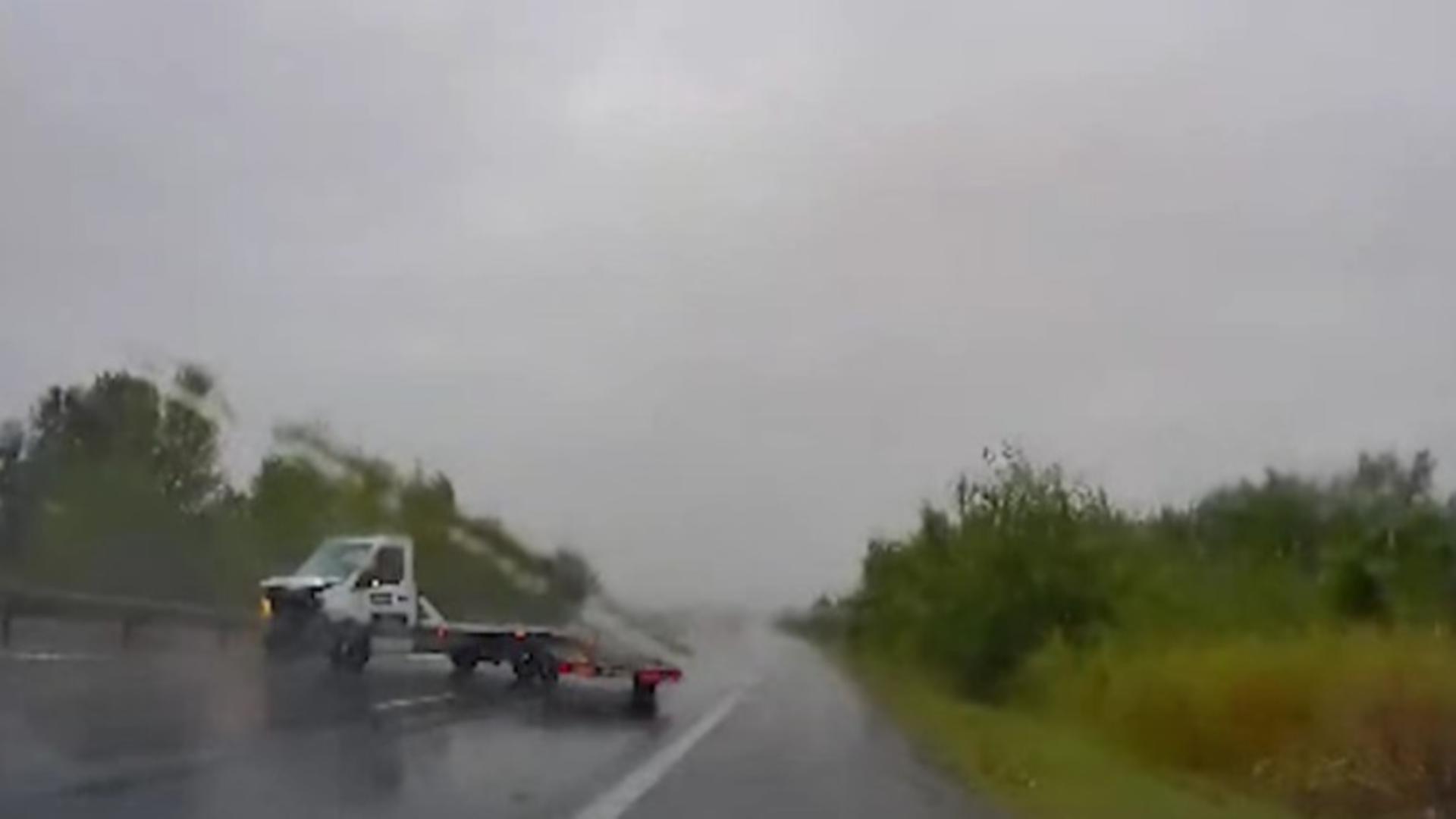 Vremea a făcut prăpăd! Moment de panică pe Autostrada București–Pitești: acvaplanare periculoasă surprinsă de o cameră de bord - VIDEO