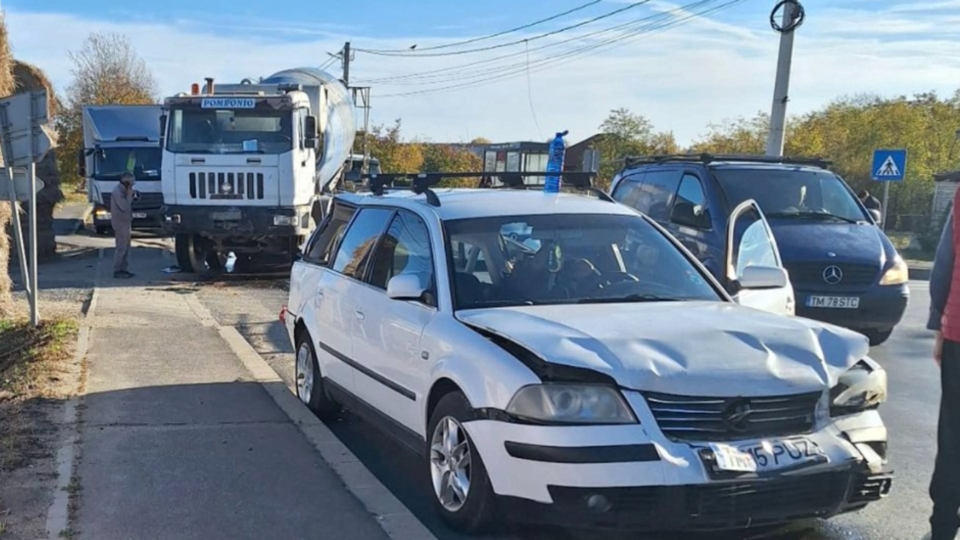 Accident grav, în Timiș: două mașini și o betonieră implicate - o victimă