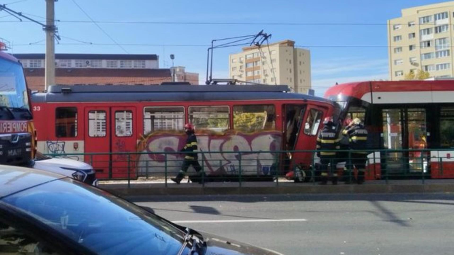 Accident între două tramvaie, pe Calea Aurel Vlaicu, din Arad: 7 răniți
