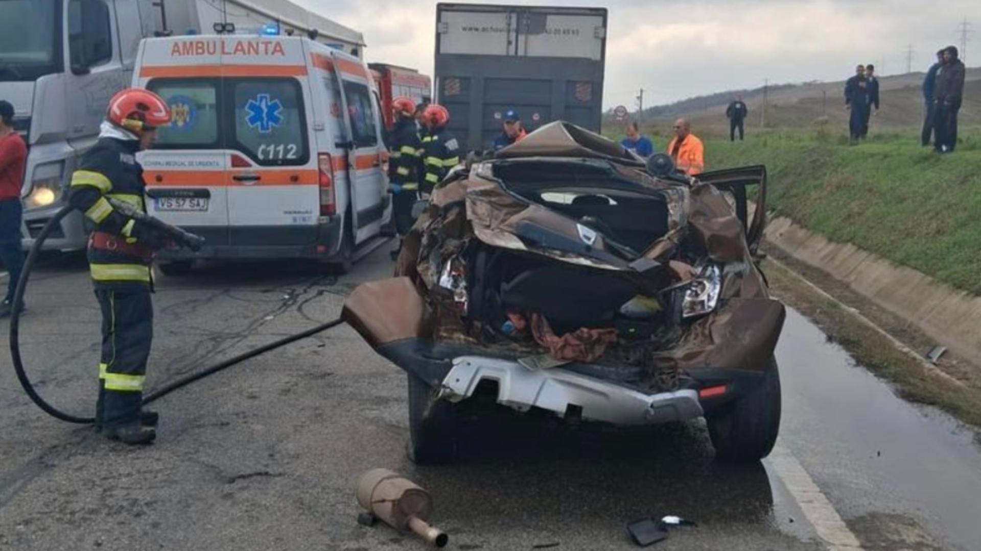 Accident rutier cu 2 răniţi şi 3 autovehicule implicate, în jud. Vaslui. Circulaţia pe DN 24 Bârlad-Vaslui, blocată în ambele sensuri