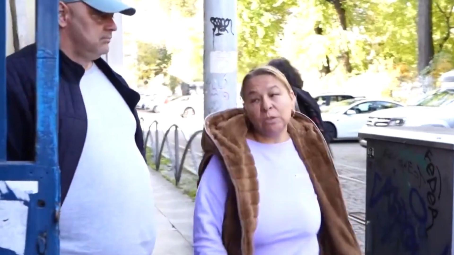 La ieșirea de la audieri, femeia a fugit de întrebările jurnaliștilor. Foto/Realitatea