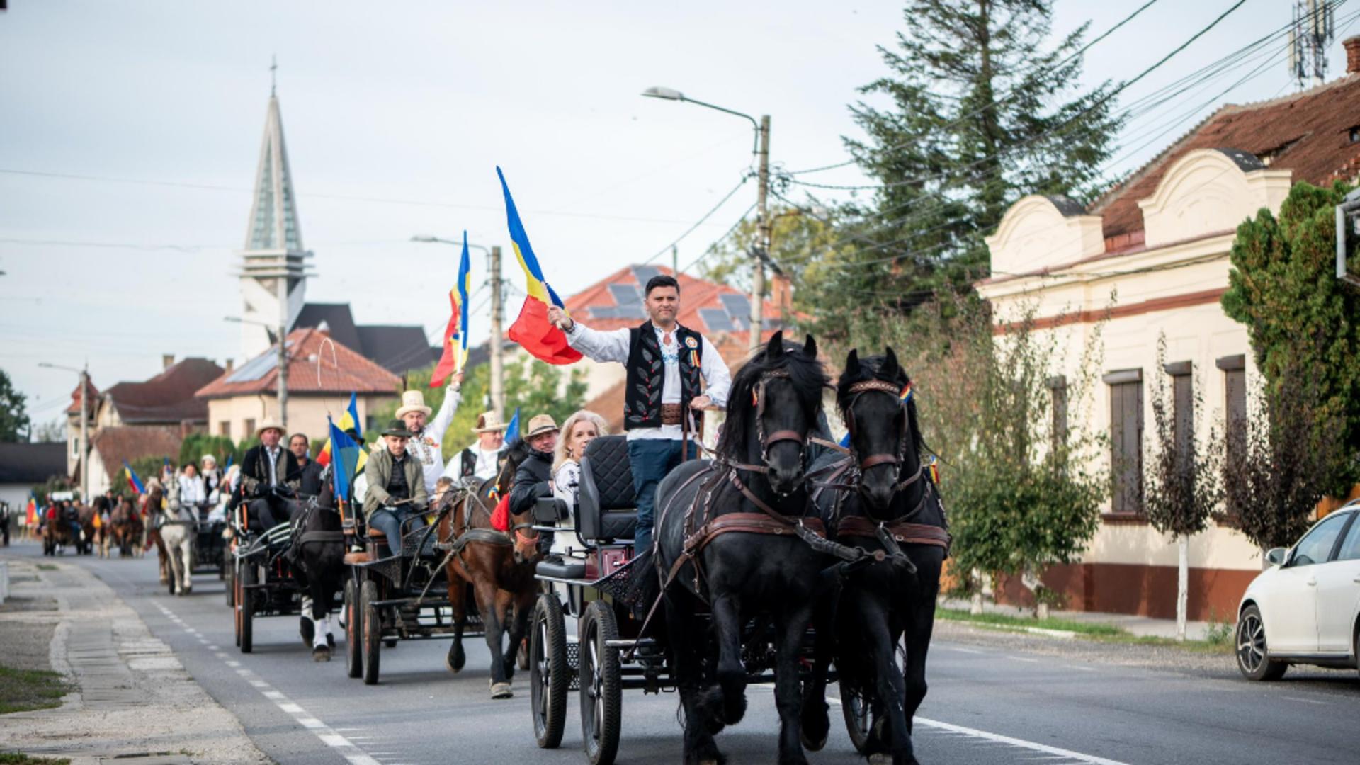 Pelerinajul care unește satele. Evenimentul la care au participat sute de oameni. Au parcurs zeci de kilometri, călare și cu căruțele pentru promovarea tradițiilor românești