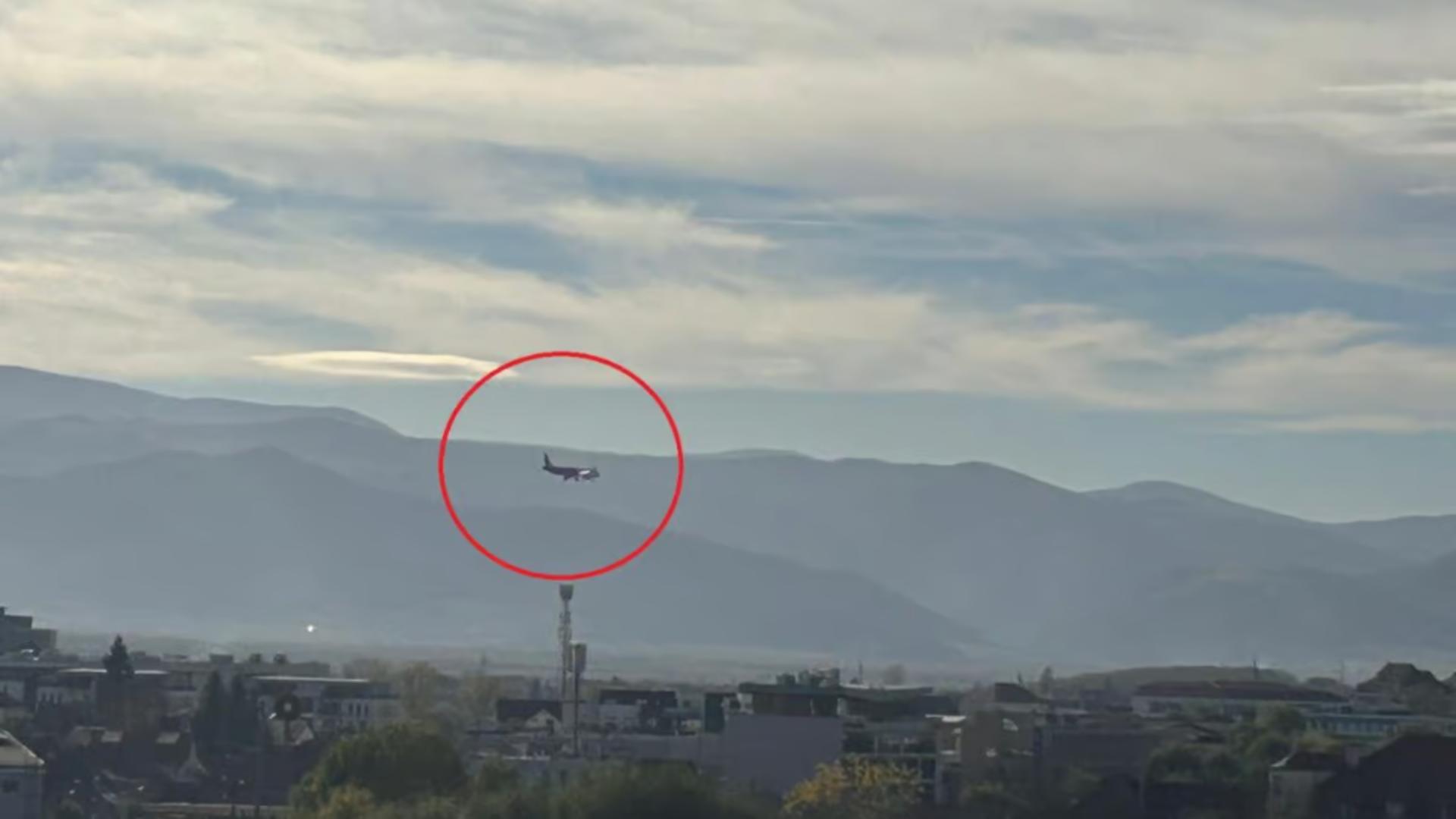 Un avion zboară deasupra Sibiului de mai multe ore. Explicațiile aeroportului