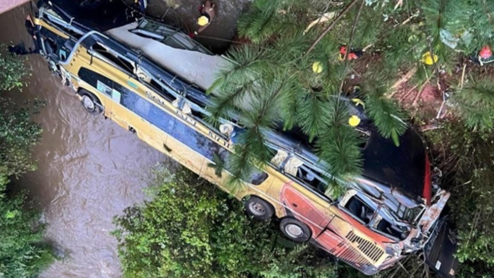 Autocar cu etaj, prăbușit de pe un pod, în Argentina: 9 morți, zeci de răniți