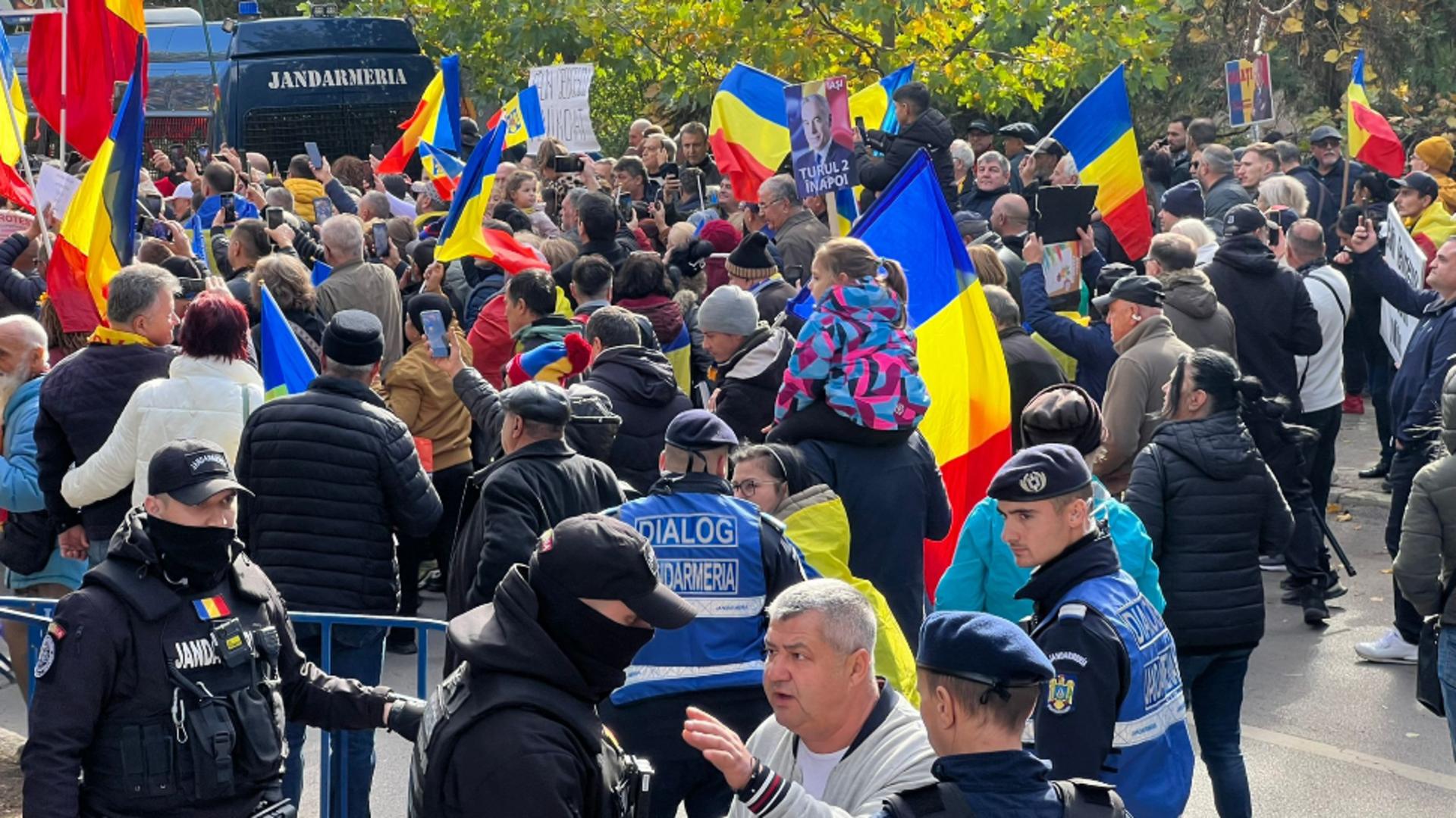 O mulțime impresionantă și-a manifestat susținerea pentru liderul suveranist (foto: Mădălina Ignat) 