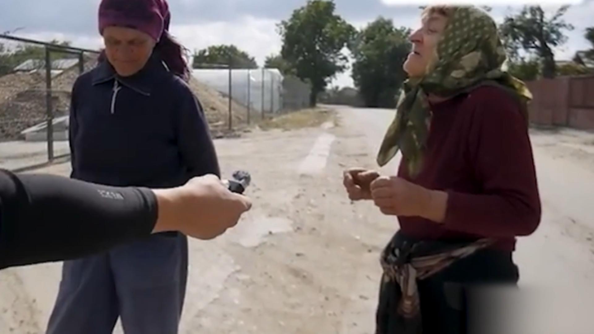 Pensionarele de la țară râd cu lacrimi de Nicușor și Bolojan