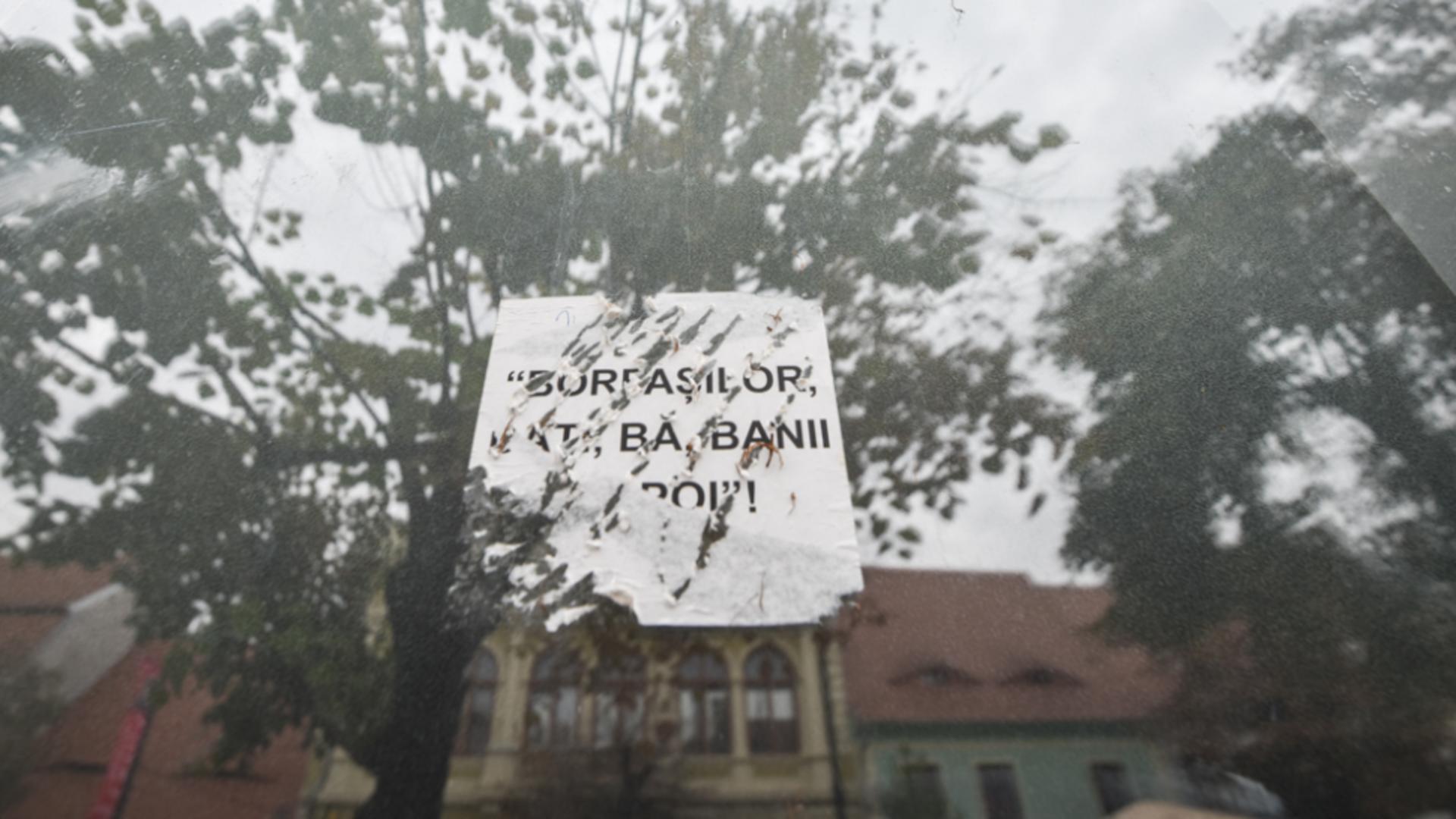 ”Borfașilor, dați bă banii înapoi”, printre mesajele lipite pe casa executată silit a familiei Iohannis. Foto: Turnul Sfatului