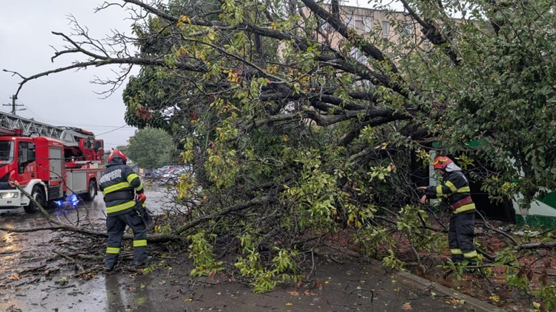 România sub ape: zeci de localități afectate de ploi și vijelii, în ultimele ore. Unde s-au înregistrat cele mai mari pagube/ Captură video