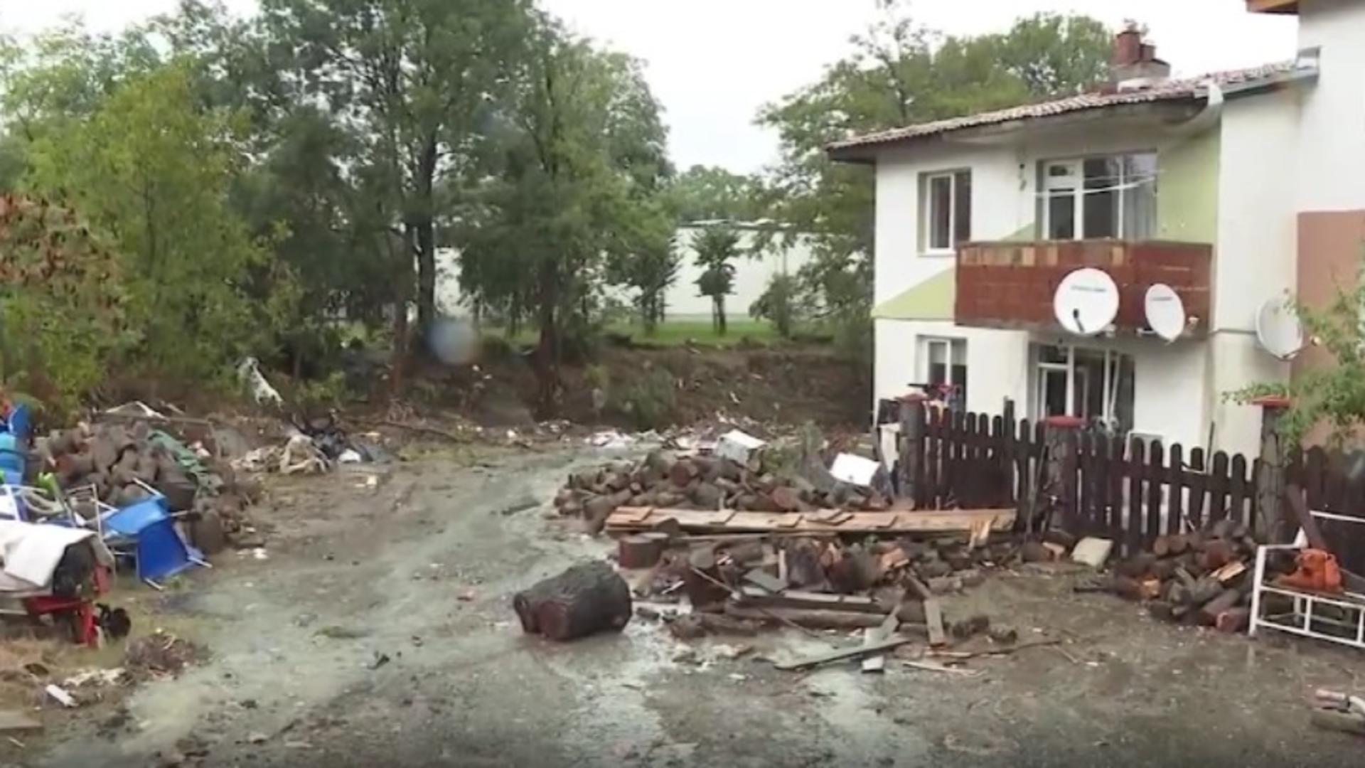 Mărturiile oamenilor lăsați fără locuințe după potop.  Trei morți în urma inundațiilor din Bulgaria