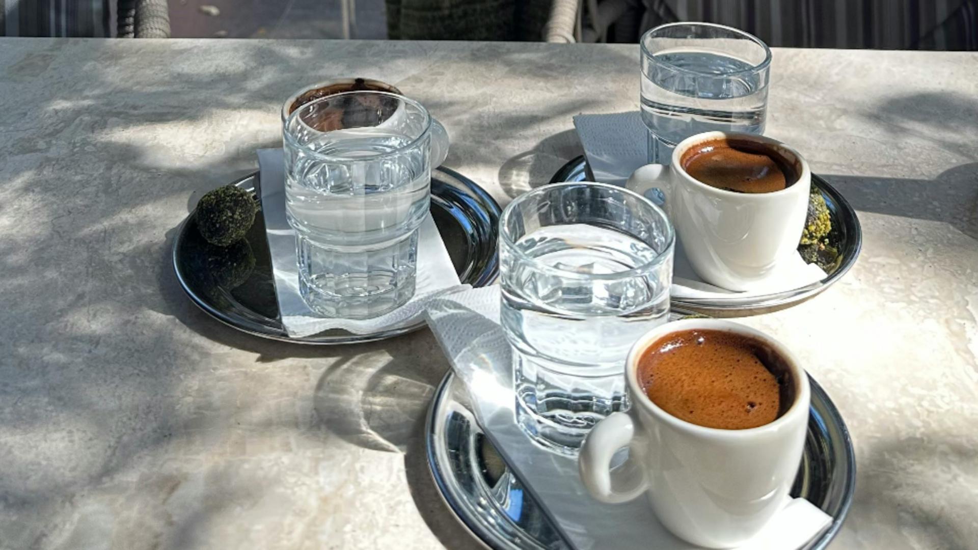 Motivul pentru care cafeaua trebuie servită alături de un pahar cu apă. Ce spun specialiștii