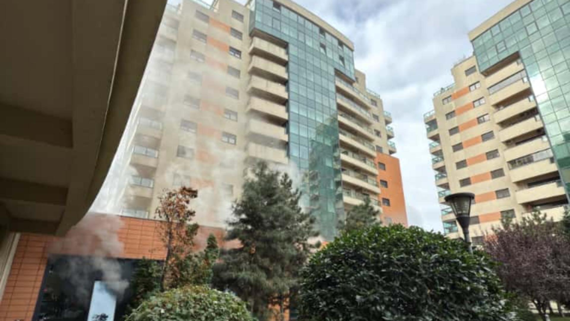 Incendiu de la un hotel din București a fost lichidat. Persoana cu arsuri pe mâini a fost internată la spital VIDEO