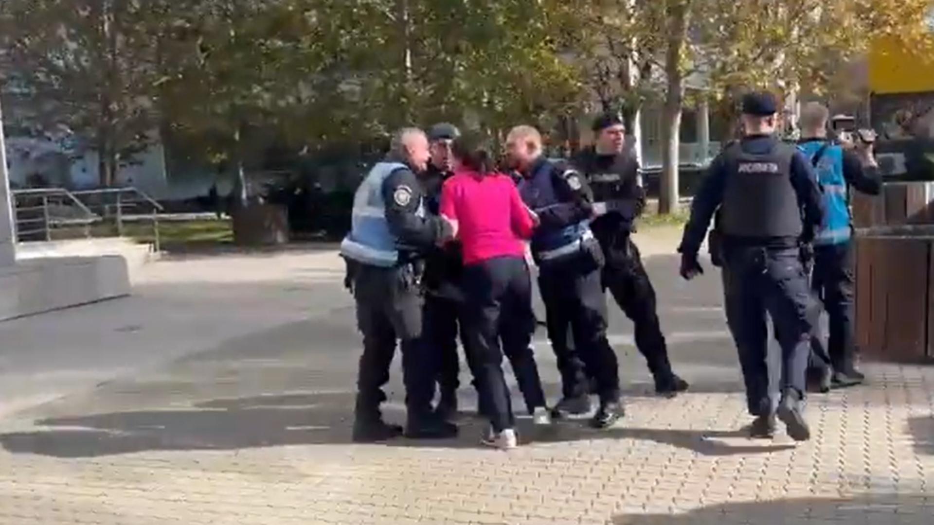 Incidente grave la Tribunal: susținător al lui Călin Georgescu, ridicat de jandarmi. Soția însărcinată susține că a fost luat fără motiv. Reacția oficială a Jandarmeriei – VIDEO