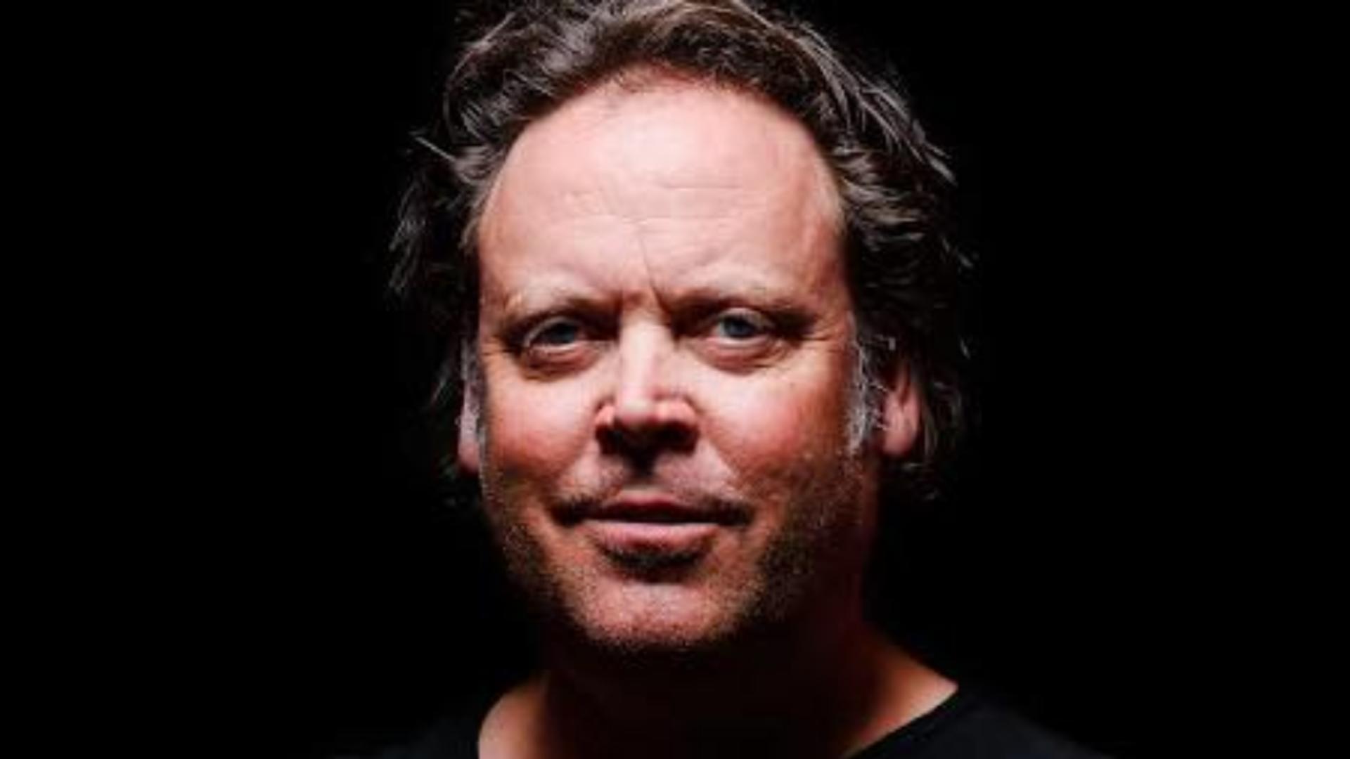 Jurnalistul Charlie Ottley, realizatorul documentarelor Wild Carpathia și Flavours of Romania, se plânge de lipsa curentului electric într-o zonă montană din țara noastră