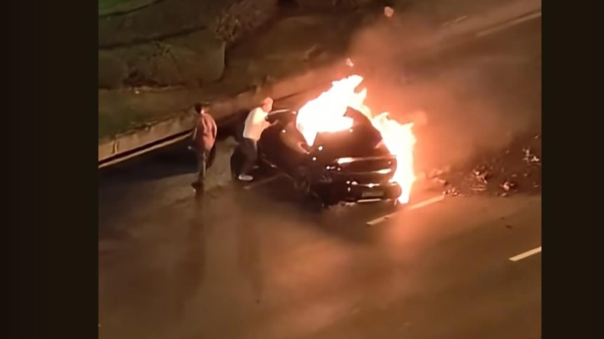 Șoferul a murit carbonizat în propria mașină electrică, după ce ușile s-au blocat. Foto/Captură video