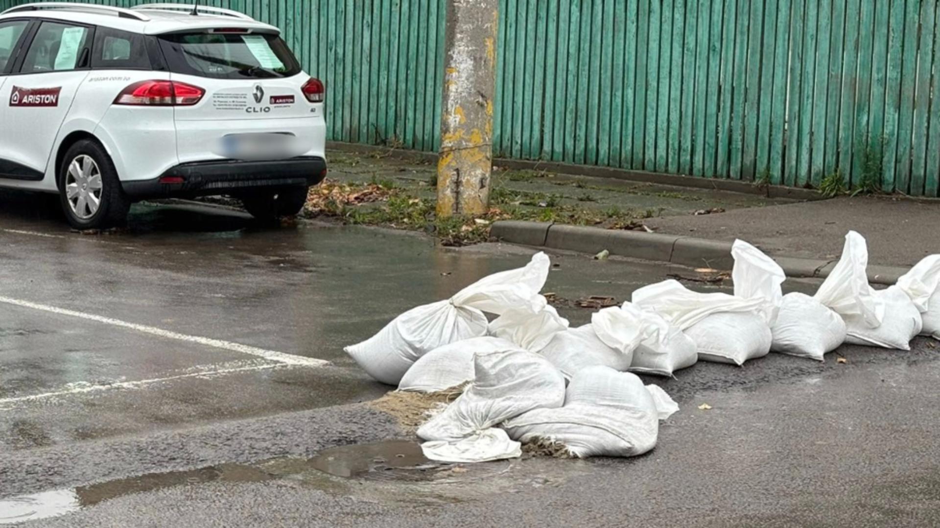 Sacii cu nisip din zonele cu risc, DISTRUȘI sau FURAȚI de localnici