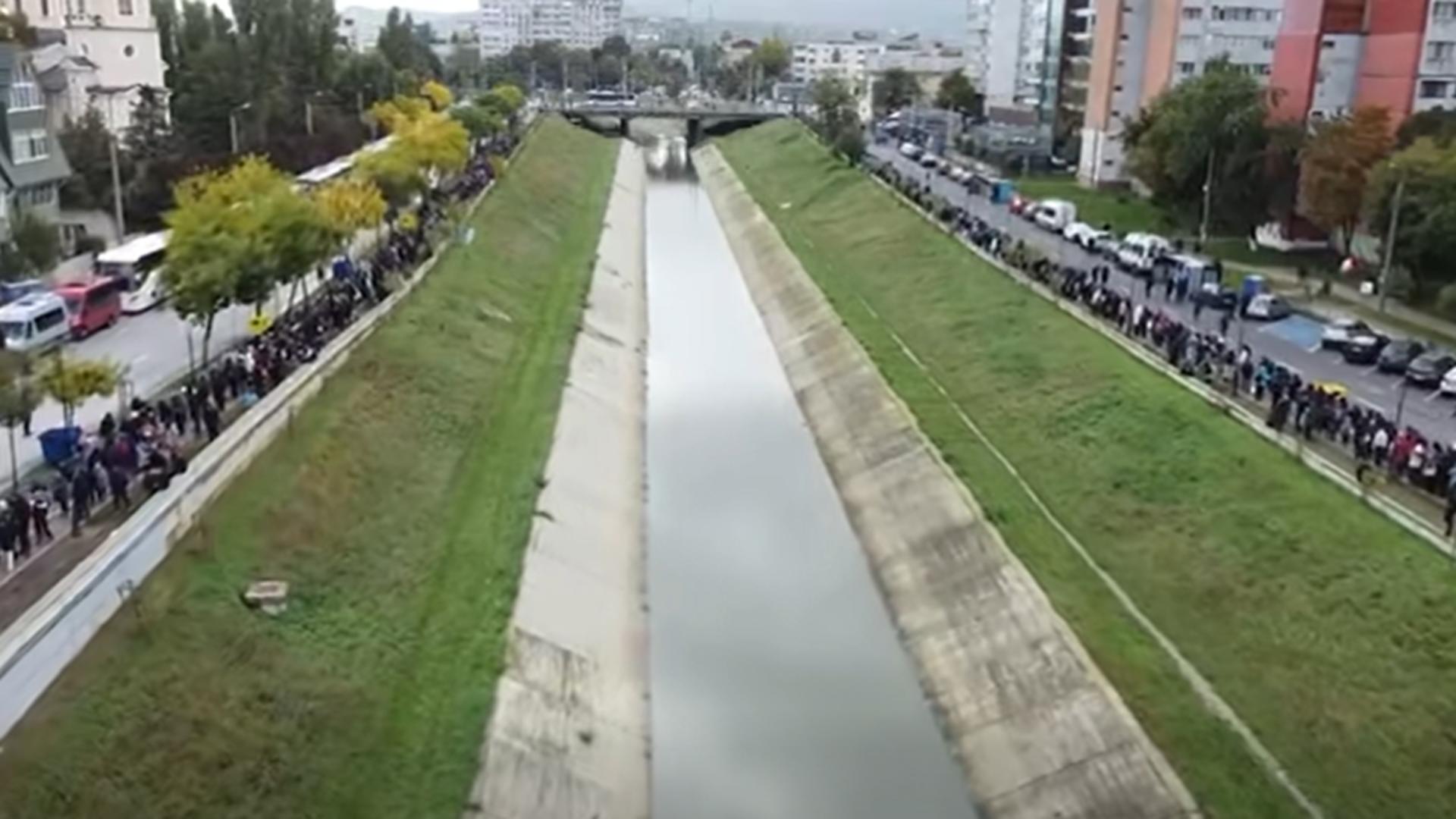 Zeci de mii de pelerini sunt la Iași, pentru a trece pe la moaștele Sfintei Parascheva. Zi de mare sărbătoare creștină - VIDEO