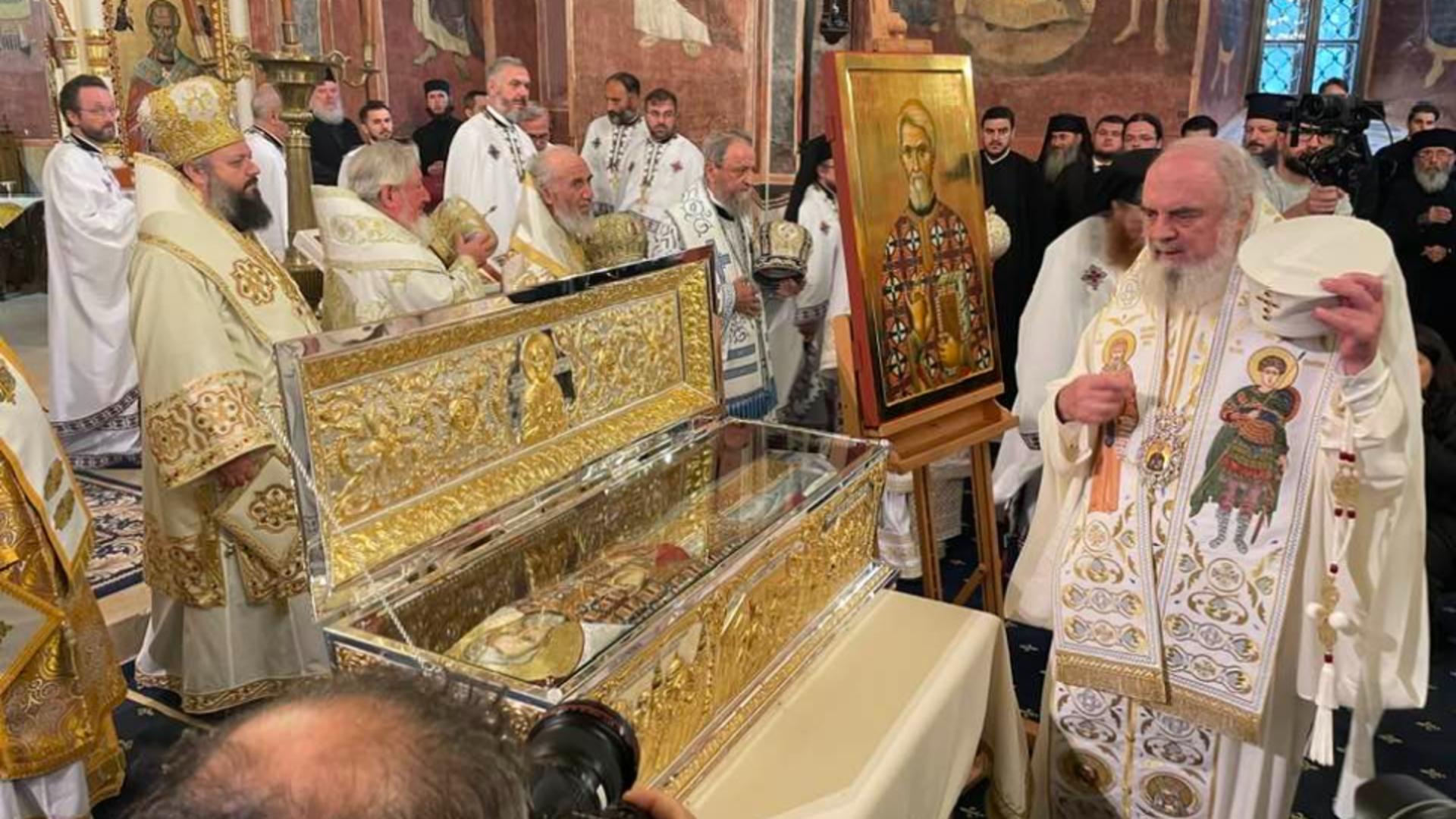 Patriarhul Daniel a sfințit racla în care se vor păstra relicvele părintelui. Foto/Răzvan Bucuroiu