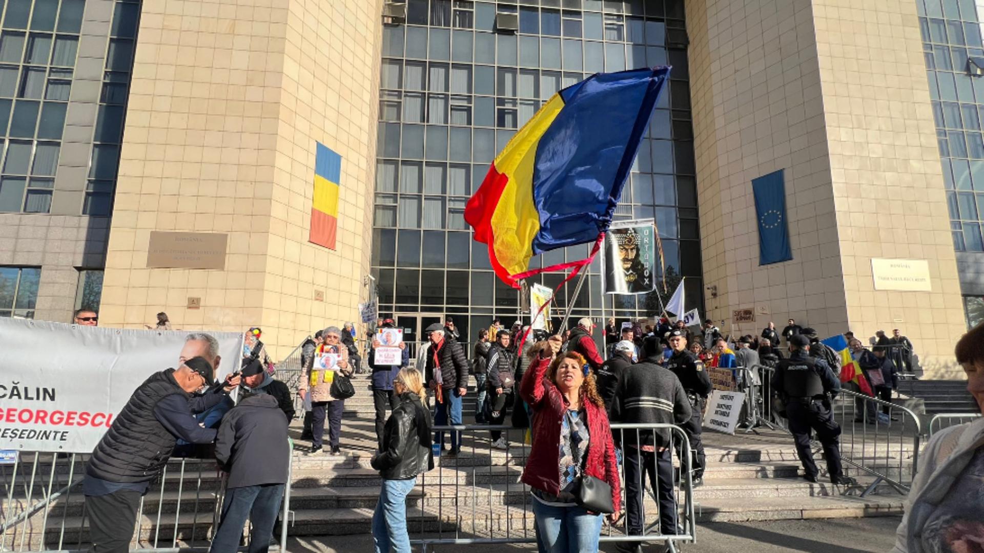 Incidente grave la Tribunal: susținător al lui Călin Georgescu, ridicat de jandarmi. Soția însărcinată susține că a fost luat fără motiv. Reacția oficială a Jandarmeriei – VIDEO