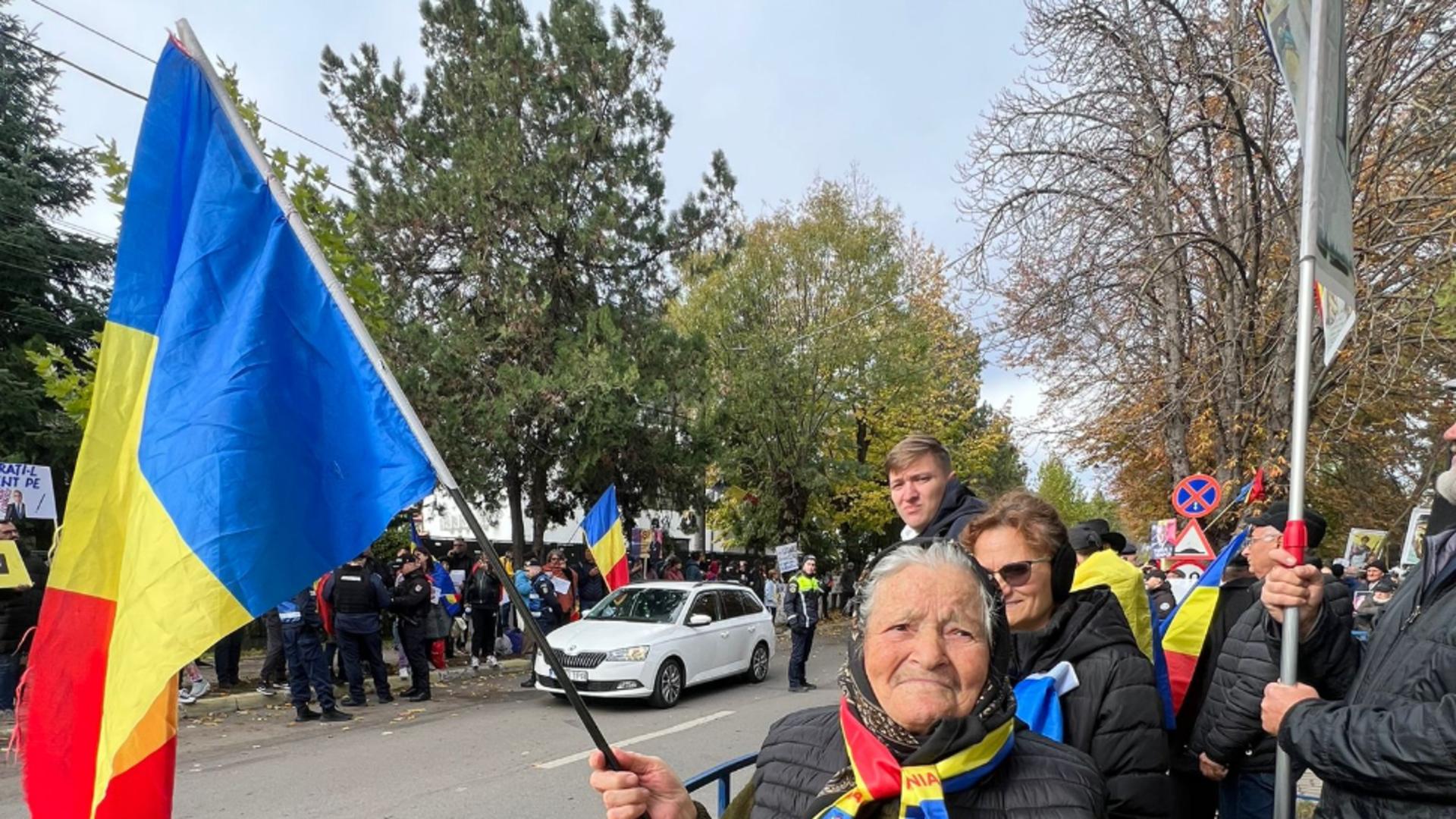 O mulțime impresionantă și-a manifestat susținerea pentru liderul suveranist (foto: Mădălina Ignat) 