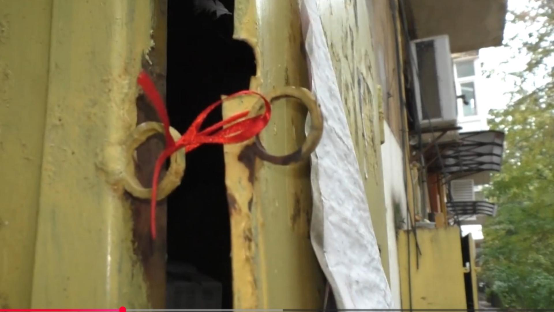 Cutie de acces la robinetul de gaze al blocului, „securizată” cu fundă roșie. Foto/Realitatea