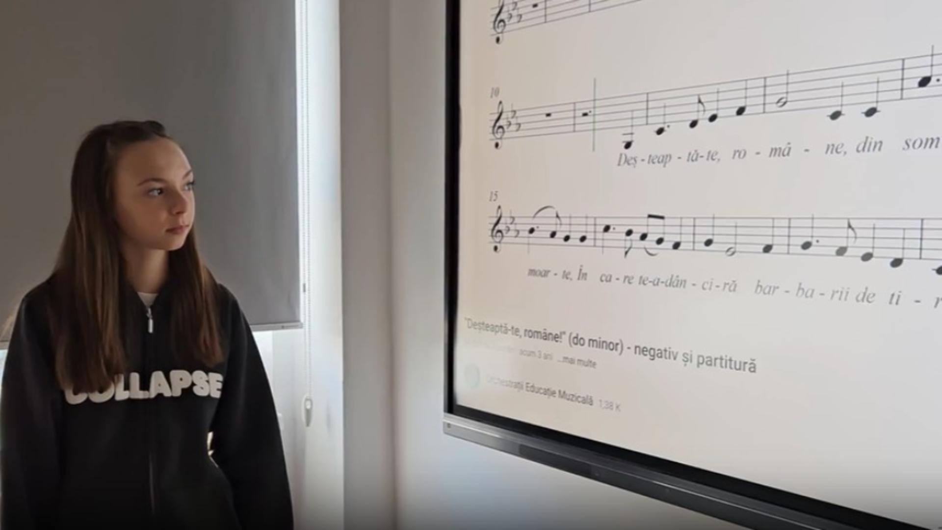 Giulia este adolescenta care le dă tonul colegilor. Ea trăiește cu emoție fiecare vers și este mândră că este româncă.