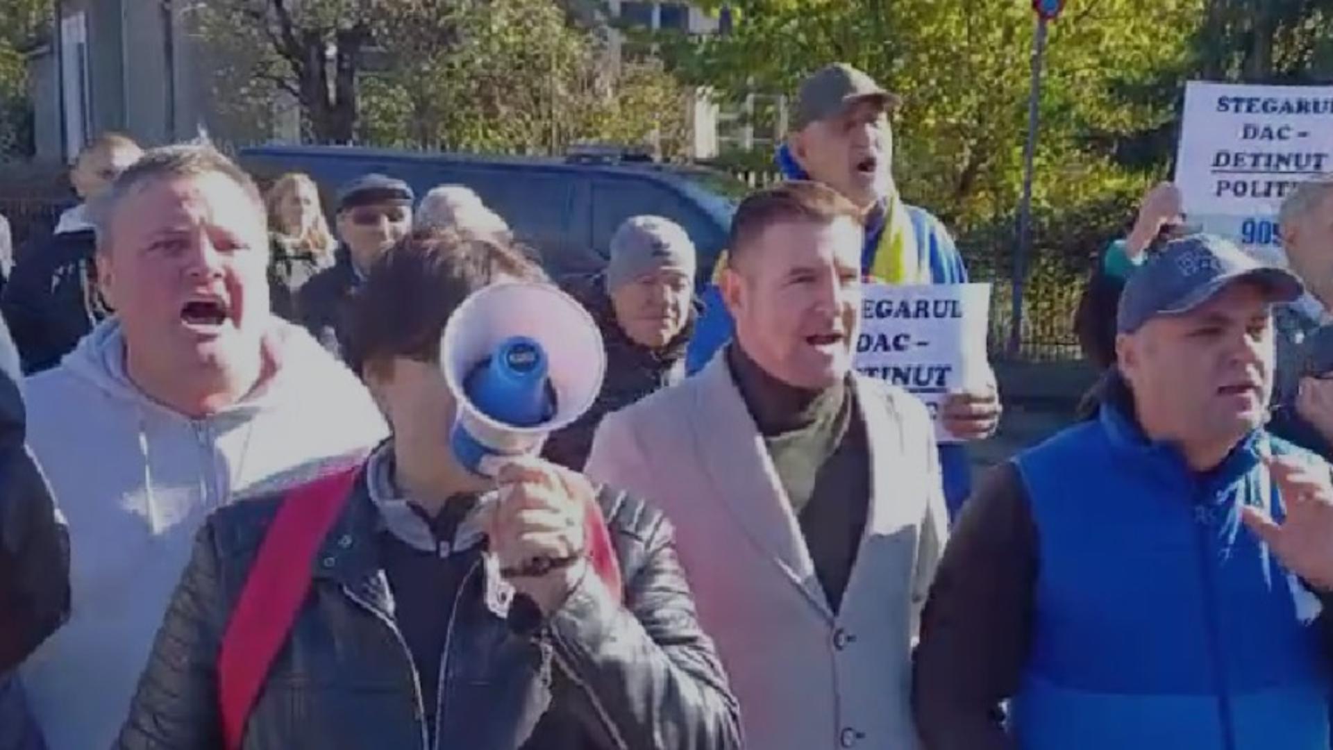 Huiduieli pentru Nicușor