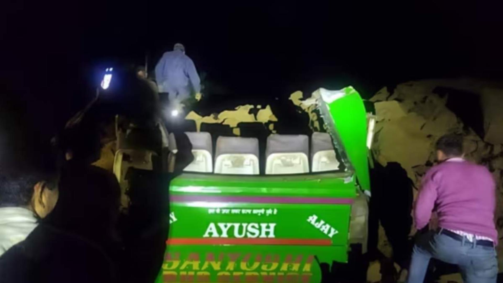 Tragedie în India: 15 morți, printre care doi copii, după ce un autocar a fost surprins de o alunecare de teren