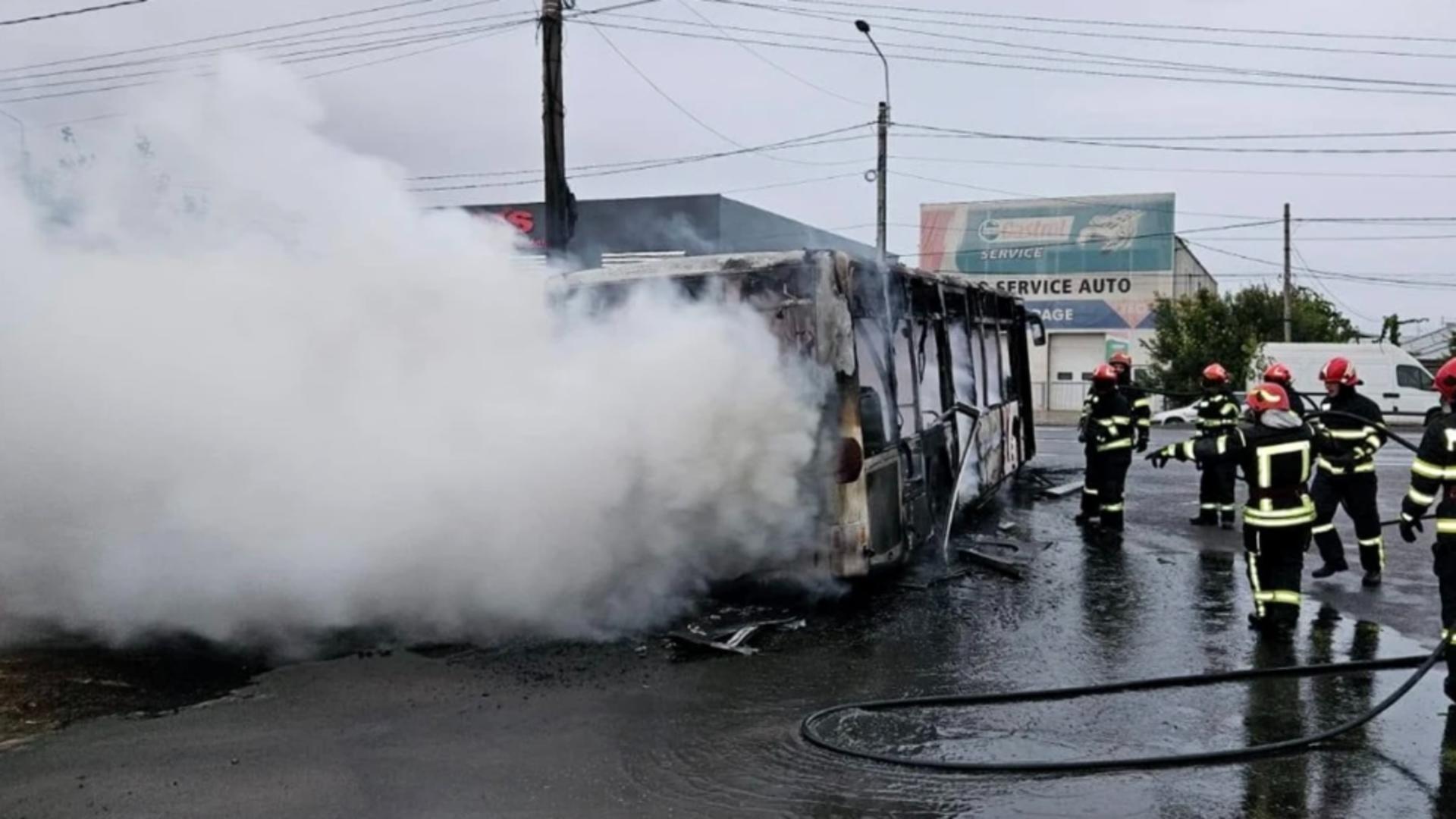 Scene șocante, în Brăila: un autobuz pentru transportul muncitorilor a fost cuprins de flăcări