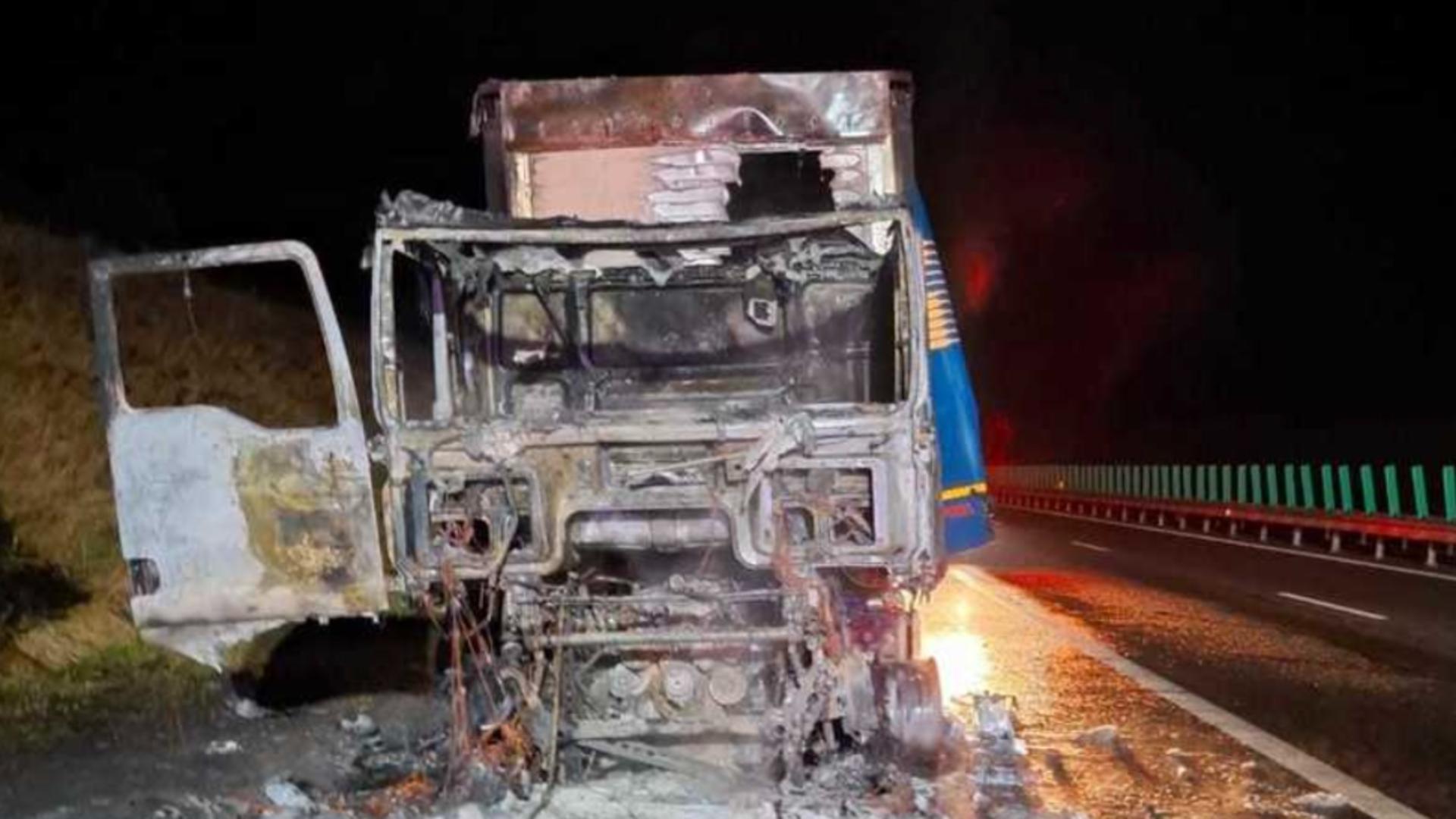TIR în flăcări, pe autostrada A3. Cauza incendiului, o defecțiune la instalația electrică