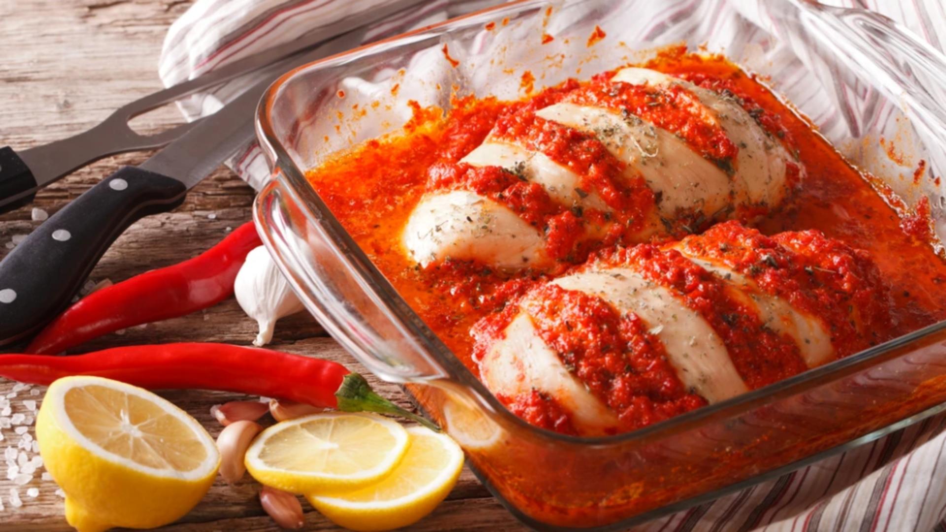 Pui picant, preparatul ideal pentru sezonul rece și pentru cei care vor să slăbească. Rețetă simplă în doar câțiva pași