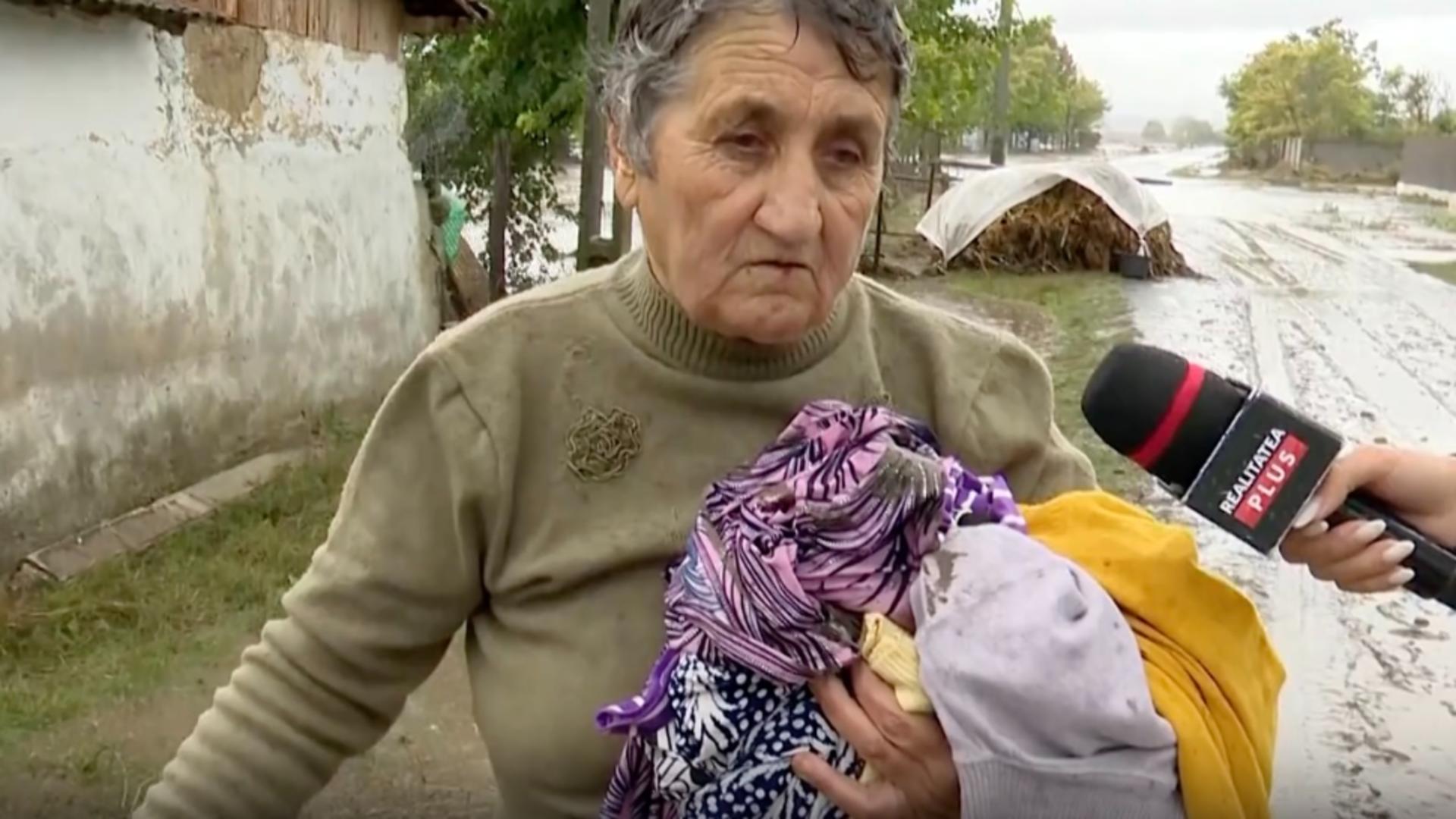 Dezastru în Constanțar. Imaginile neputinței: desculți, în mijlocul viiturii, oamenii se roagă la cer