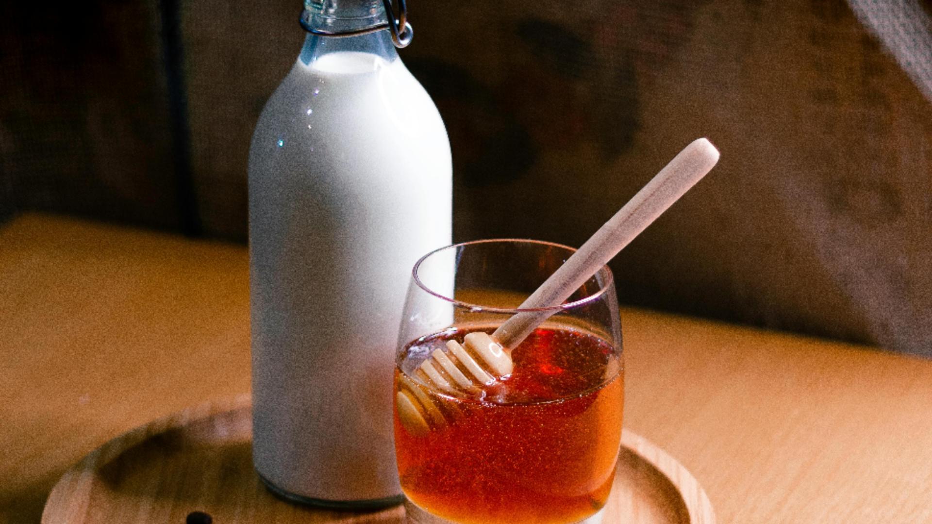 De ce este recomandat sa bei lapte cald cu miere înainte de culcare