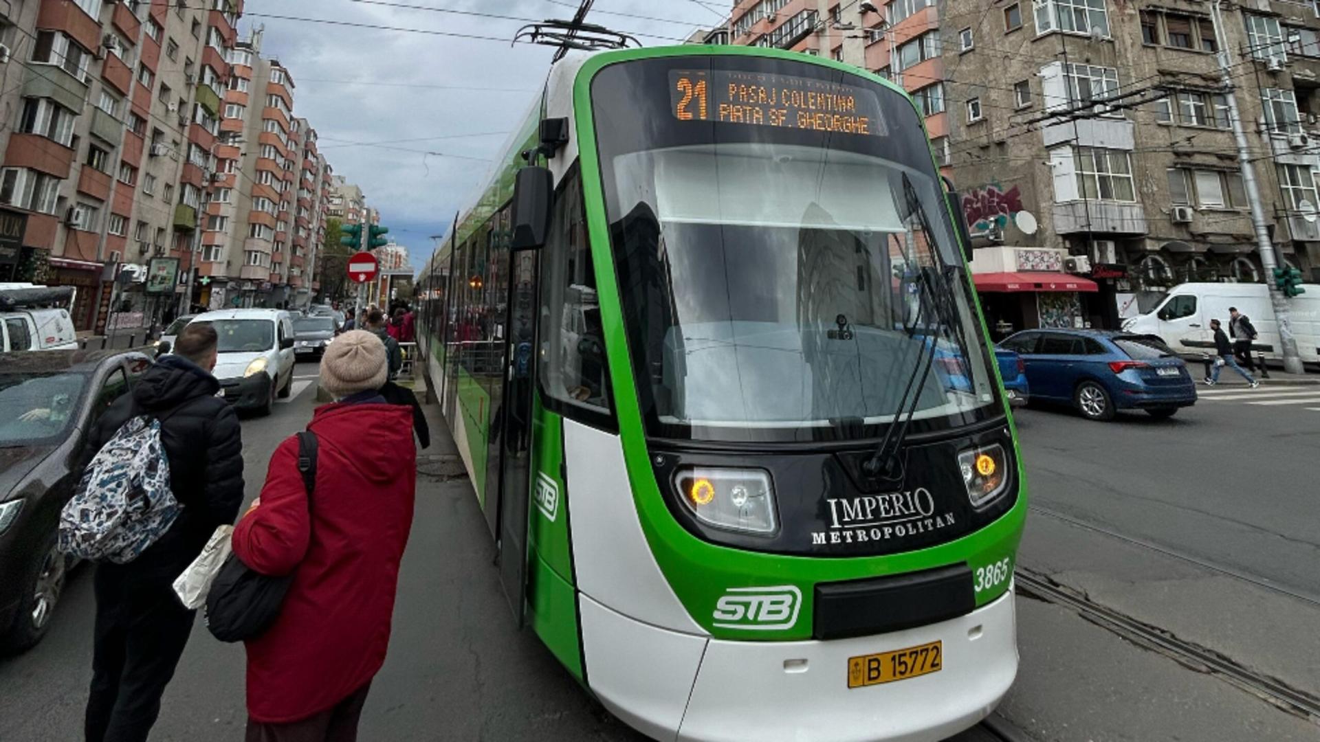 Trafic blocat în zona Obor–Moșilor. Tramvai deraiat în intersecție, linia 21 blocată temporar