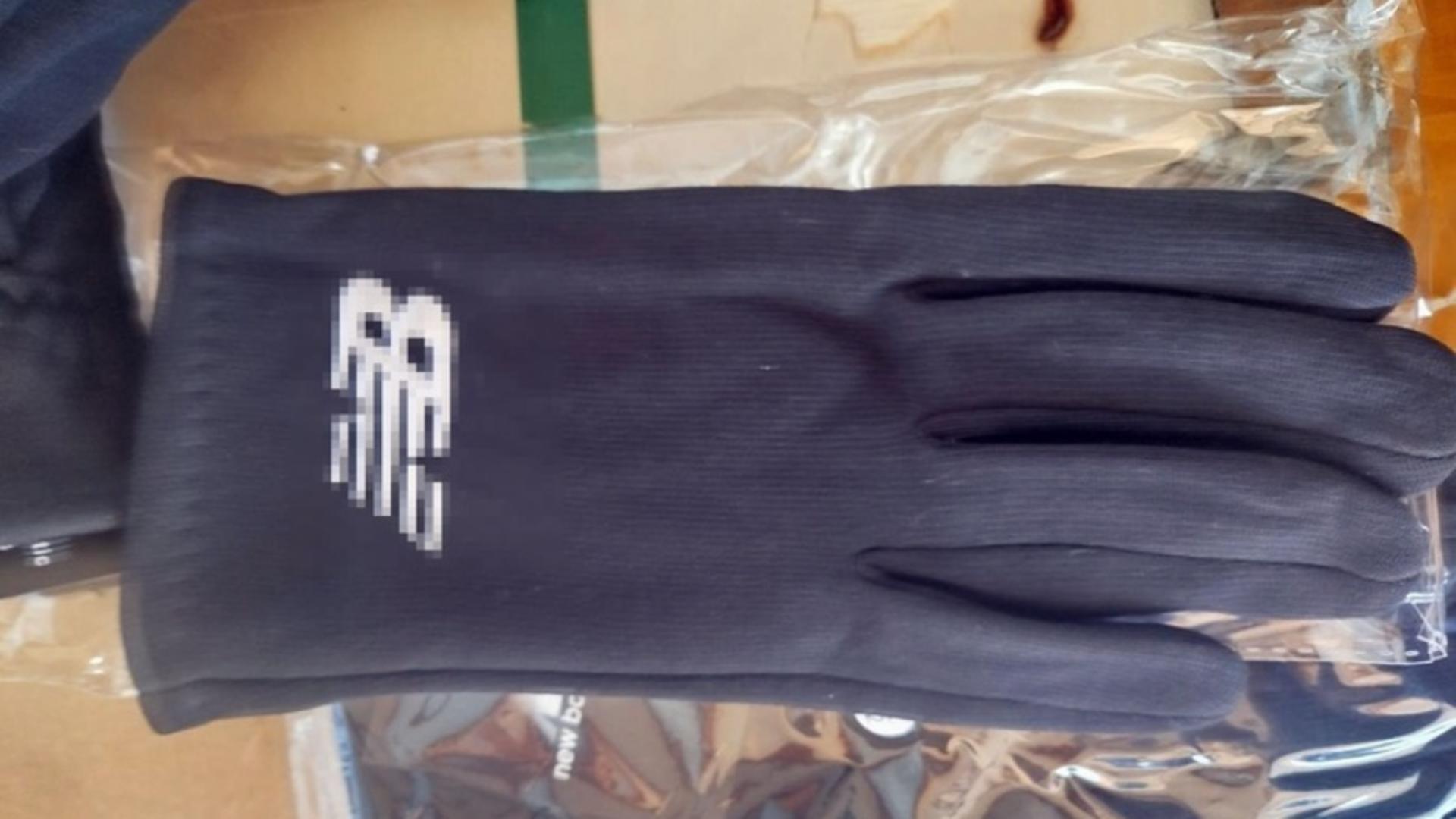 Captură uriașă de mărfuri suspecte de contrafacere: echipamente sportive și peste 13.000 de perechi de mănuși, descoperite la Isaccea și în Portul Constanța