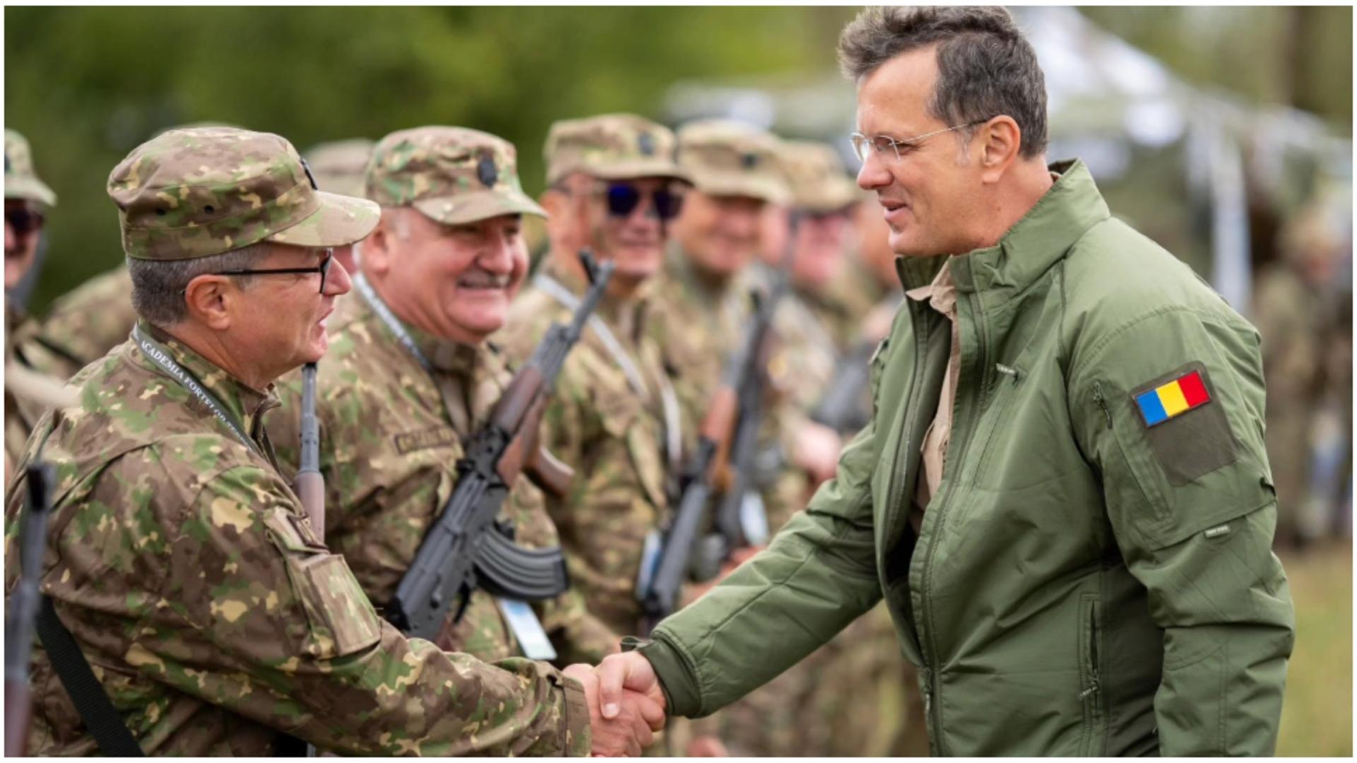  Rezistul de la Apărare dă sfaturi de antrenor soldaților. FOTO: Facebook