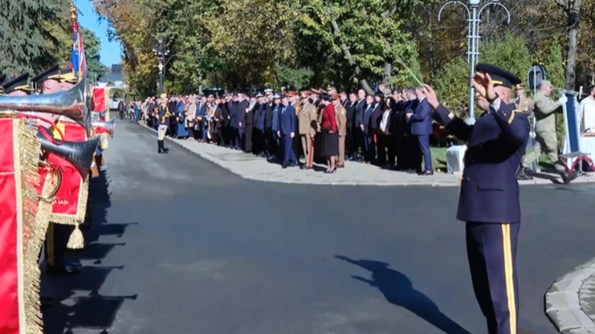 Nicușor Dan încă nu știe protocolul și are nevoie să fie ghidat. 