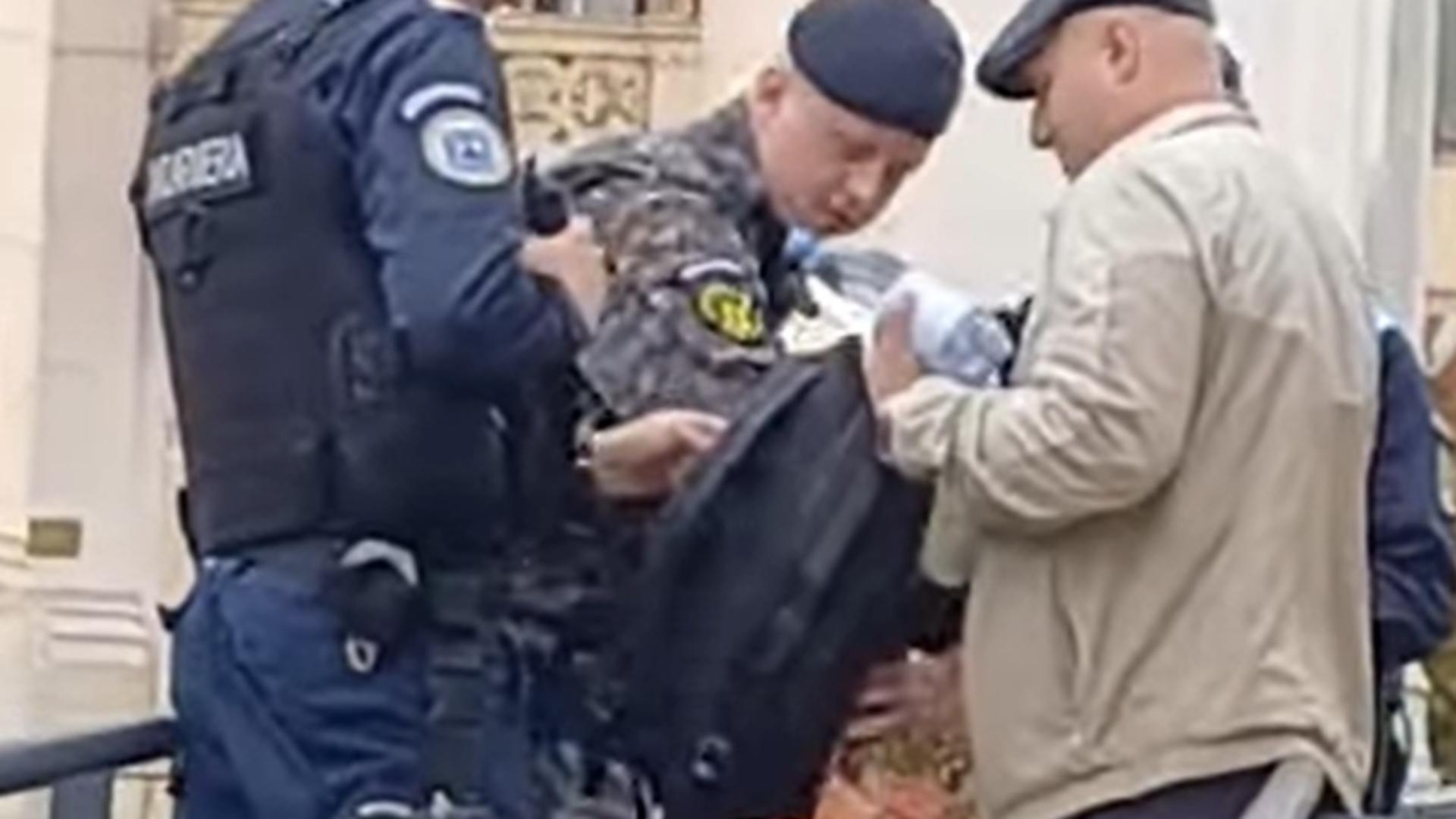 „M-au percheziționat pentru că am spus că sunt împotriva lui zero barat”, a declarat bărbatul. Foto/Arhivă