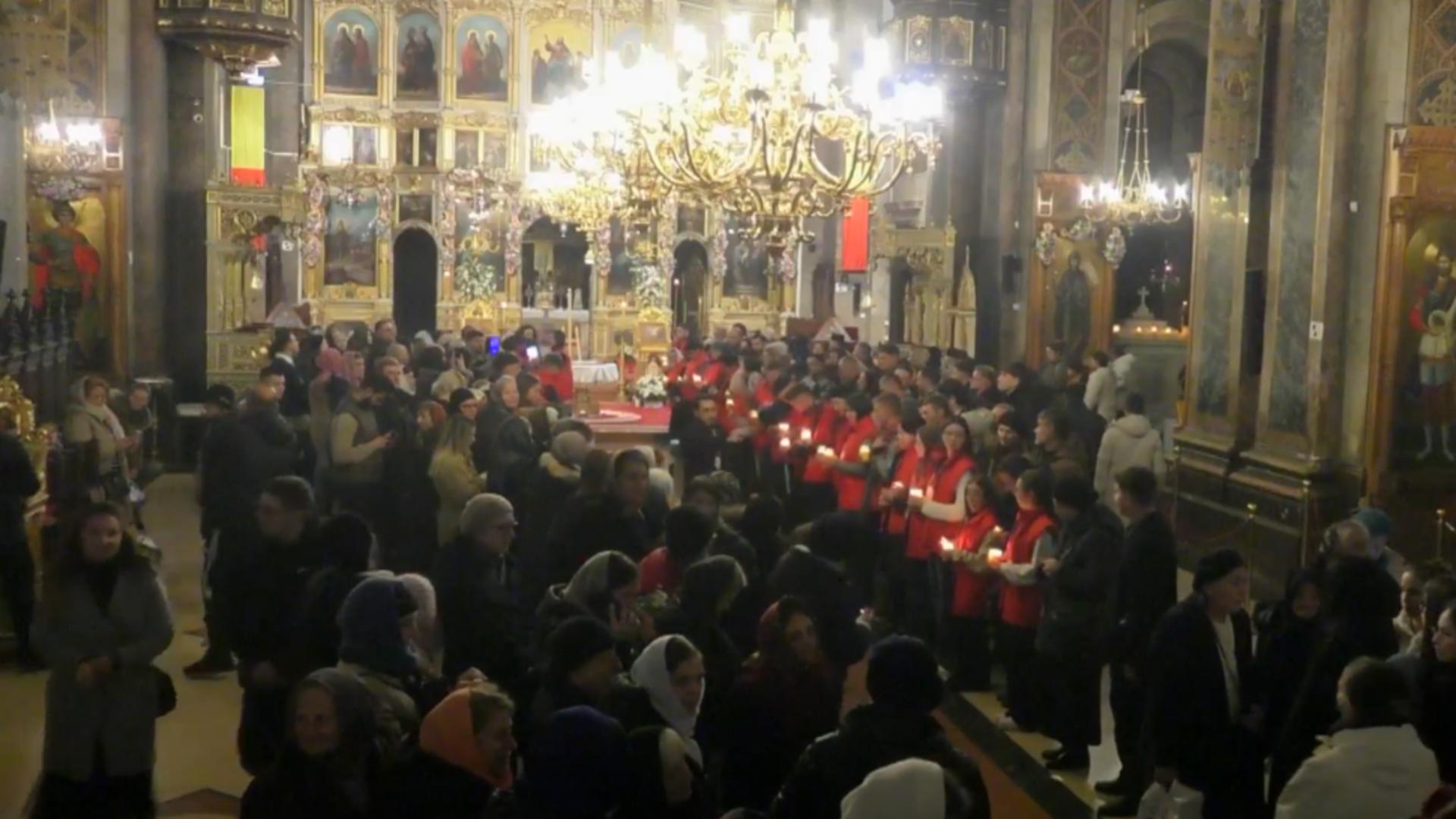 Peste 100.000 de pelerini au ajuns până acum la racla Sfintei Parascheva