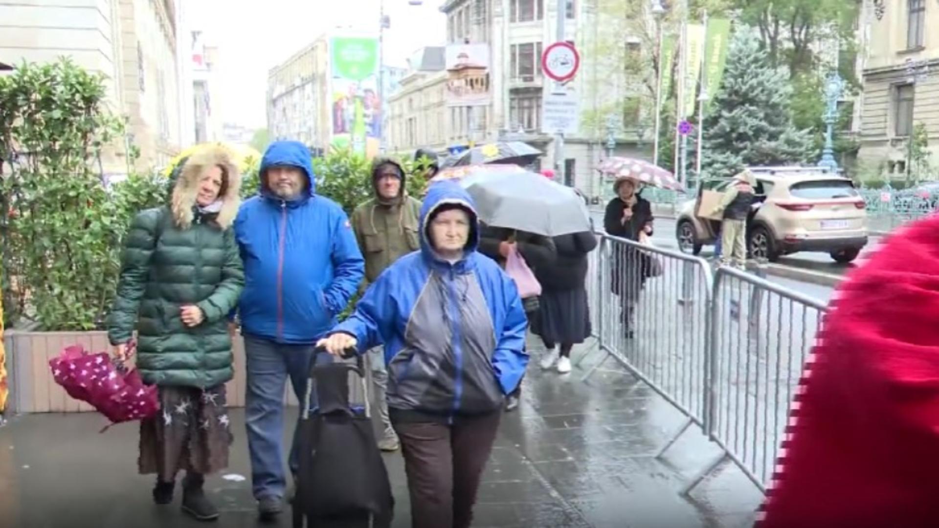 Pelerinaj la moaștele Sfântului care alungă blestemele. Zi de sărbătoare în Capitală și nu numai