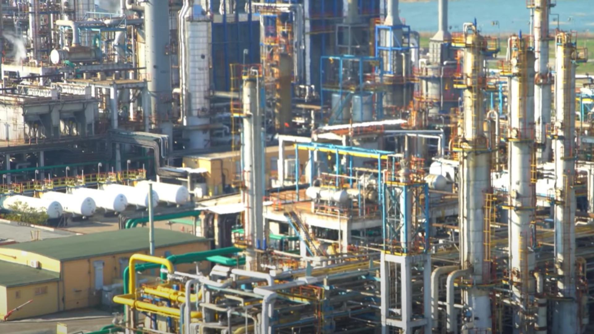 Scurgeri de materiale toxice, la Năvodari. Garda de Mediu a închis o instalație a rafinăriei Petromidia