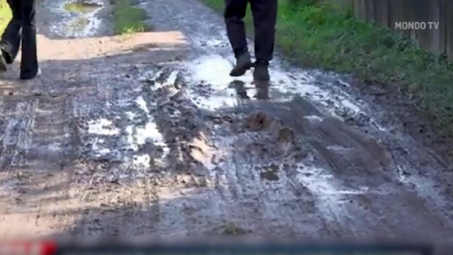 Oamenii înoată prin noroi ca să ajungă acasă. Situație dramatică: nici măcar ambulanțele nu vin la apel