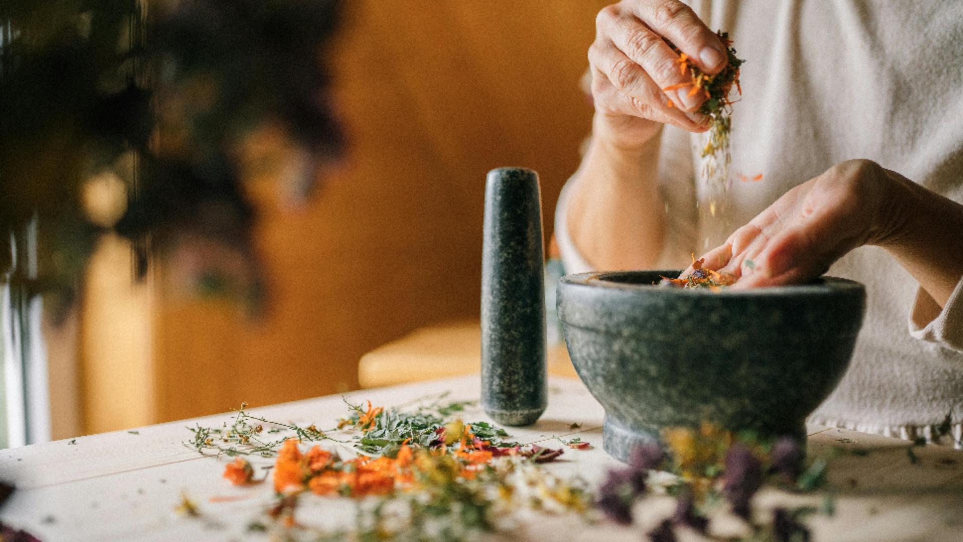 Inhalații cu plante care desfundă nasul și ușurează respirația. Cele mai eficiente remedii