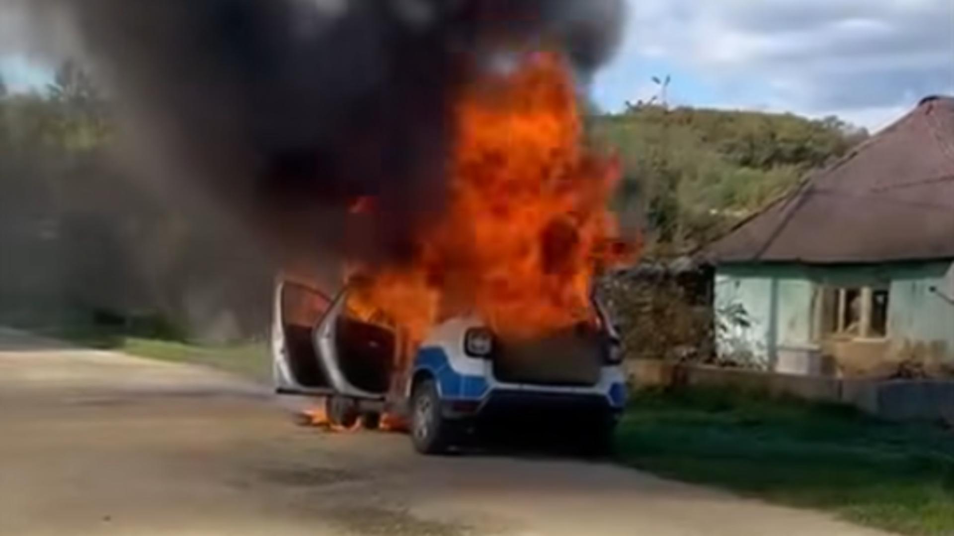 Autospecială de poliție, distrusă de flăcări în timpul misiunii