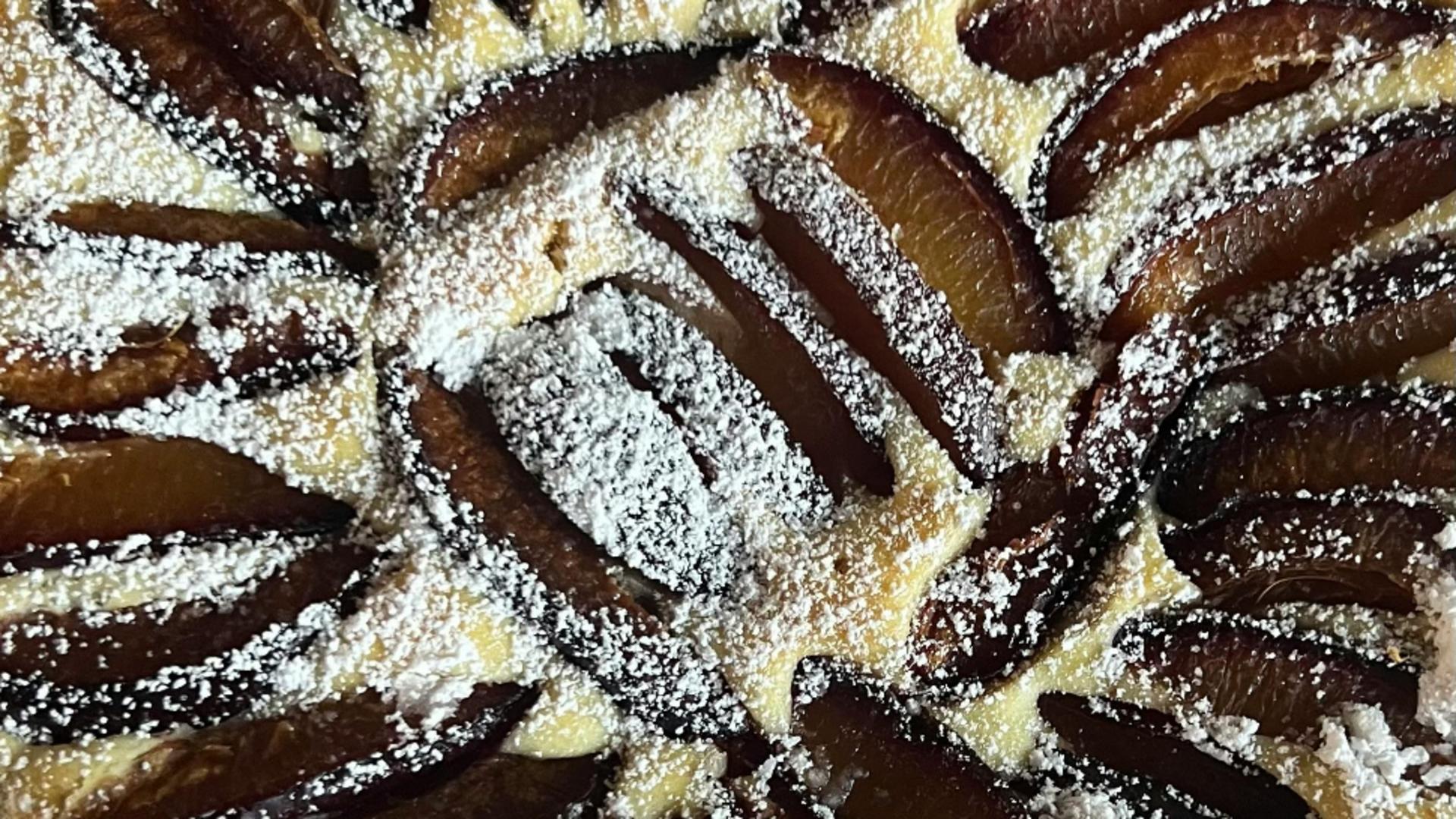 Prăjitură fragedă cu prune și scorțișoară. Un desert ideal pentru o zi de duminică