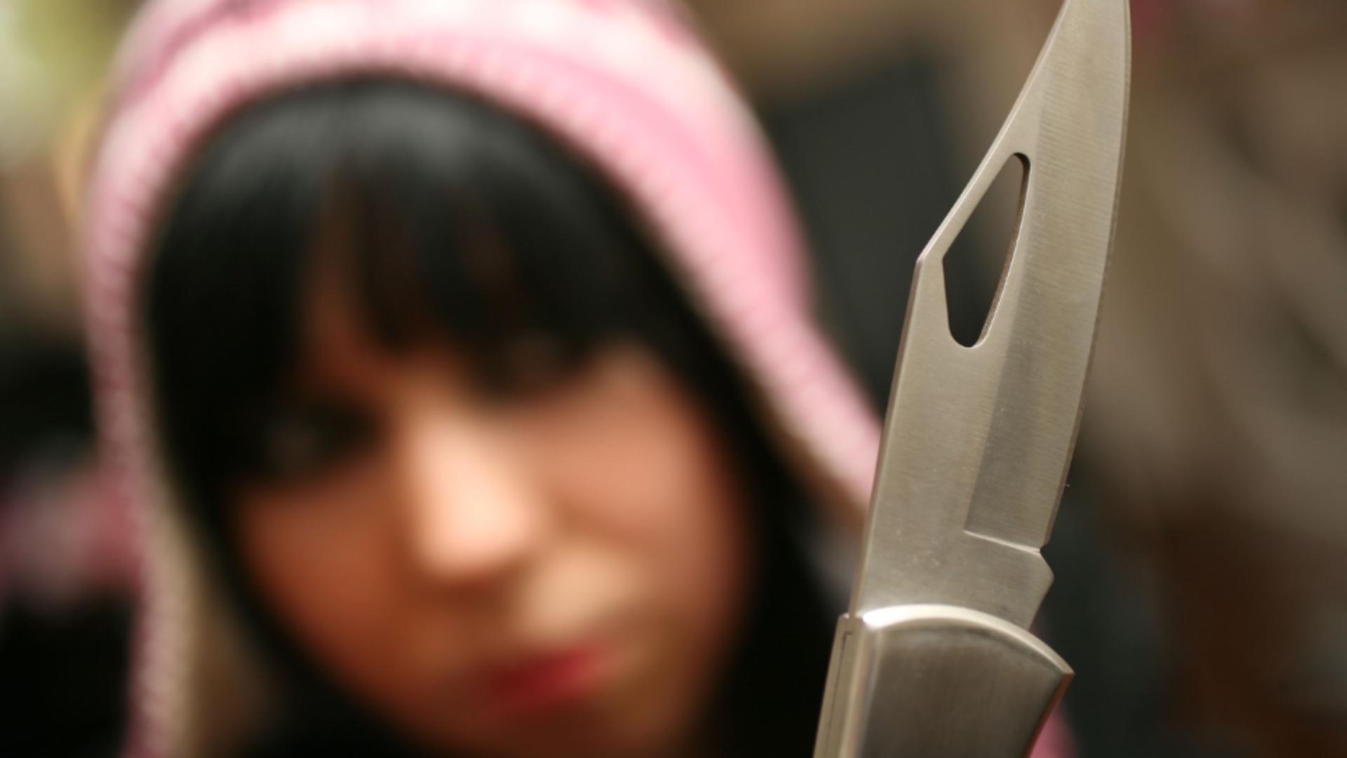 Tânăra care a amenințat cu briceagul un elev de 15 ani, pe holurile unei școli din Târgu Jiu, plasată sub control judiciar / Profimedia