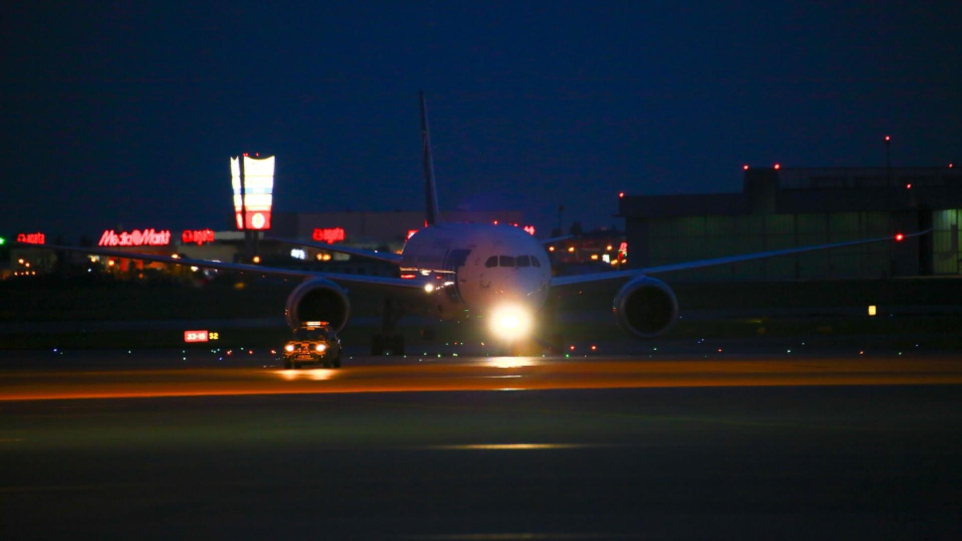 Adolescenți de 14 ani, sancționați de poliție după un gest imprundet: au îndreptat un fascicul laser spre cabina unui avion care ateriza / Foto: Profimedia