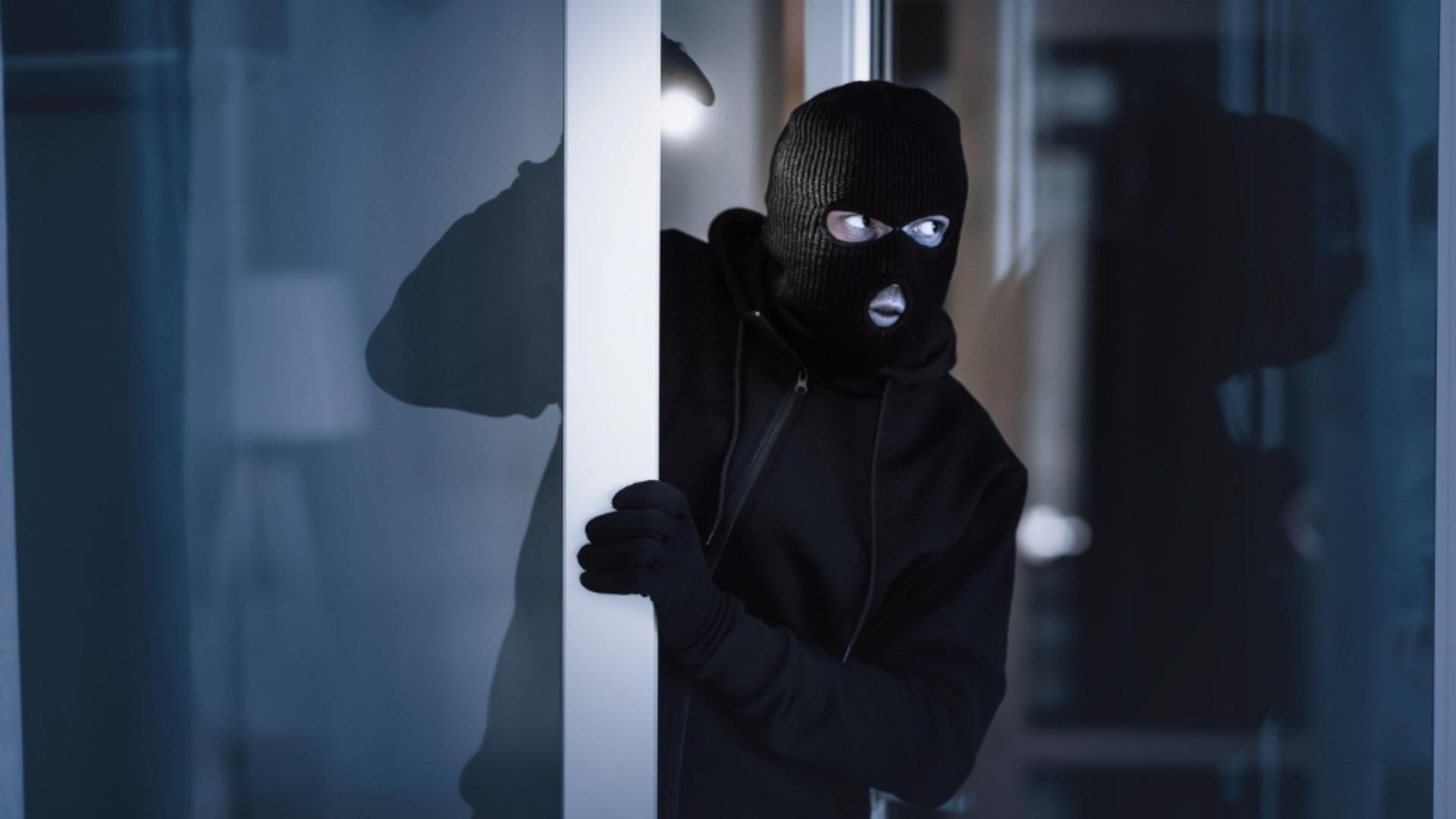  Jaf ca-n filme! Au intrat într-o casă cu feţele acoperite, i-au agresat pe proprietari şi au furat 3.000 de lei: poliția i-a reținut pe hoți/ Profimedia