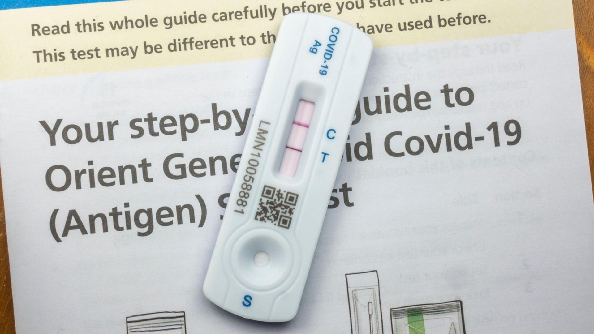 Noile variante Covid „Nimbus” și „Stratus” se răspândesc rapid în Marea Britanie. Care sunt principalele simptome