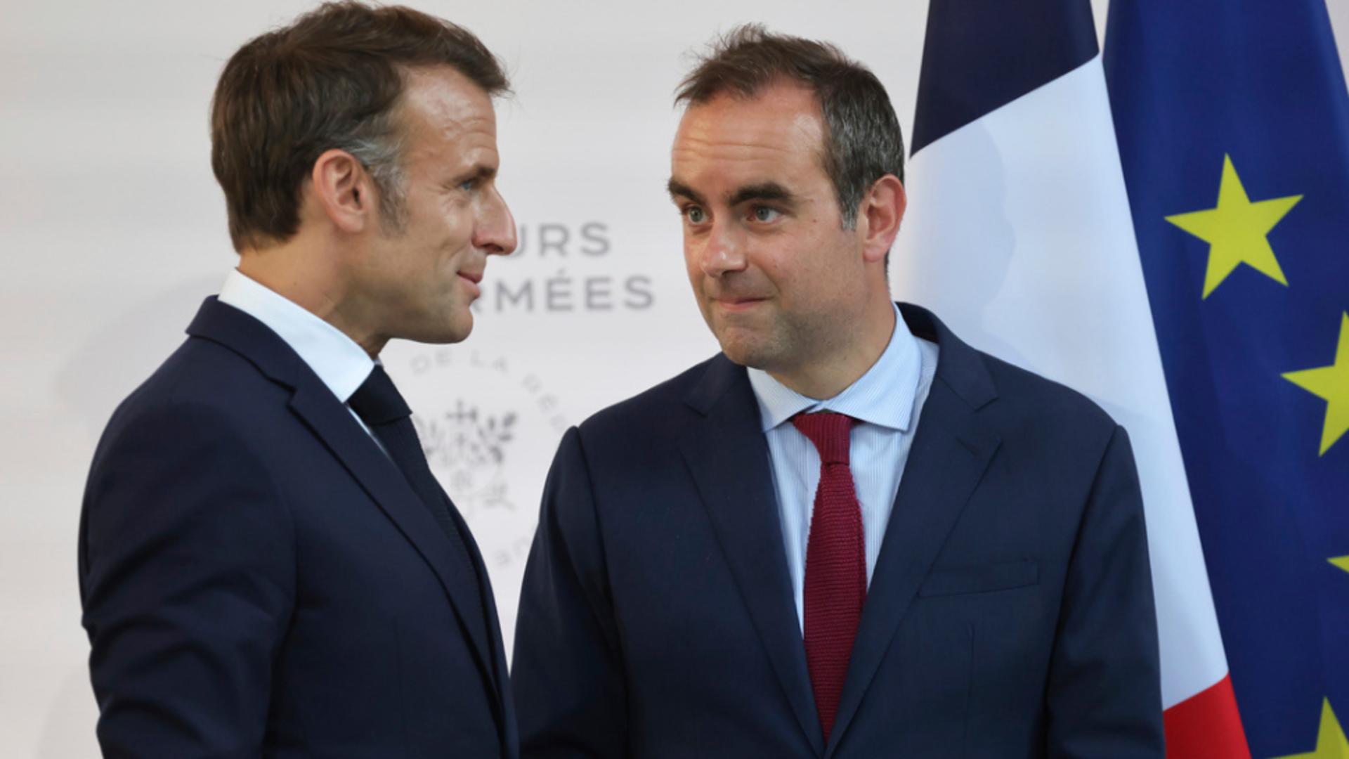 Emmanuel Macron și Sebastien Lecornu. Foto: Profimedia