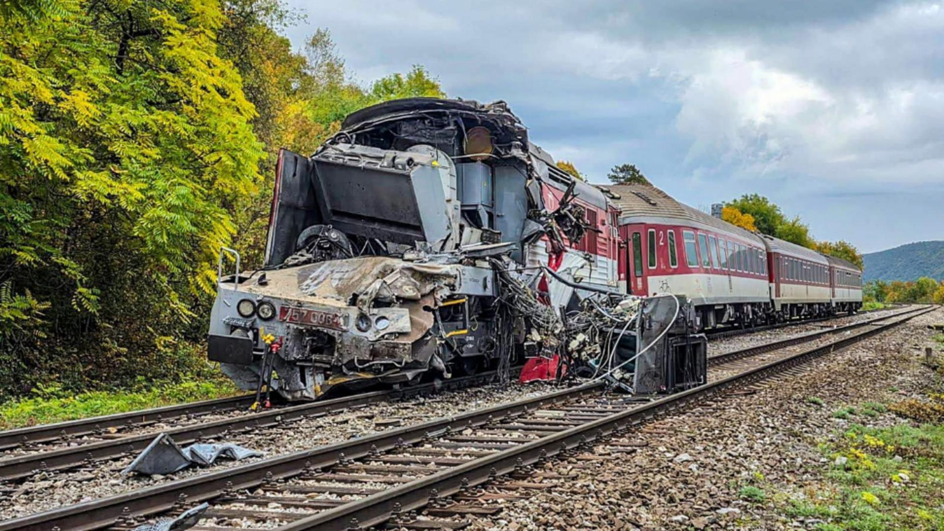 Cel puțin 20 de persoane rănite după ce două trenuri s-au ciocnit, în estul Slovaciei: imagini șocante / Profimedia 